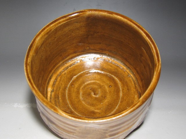 岡部嶺男　黃瀬戸茶碗　趣ある作品ｋ738