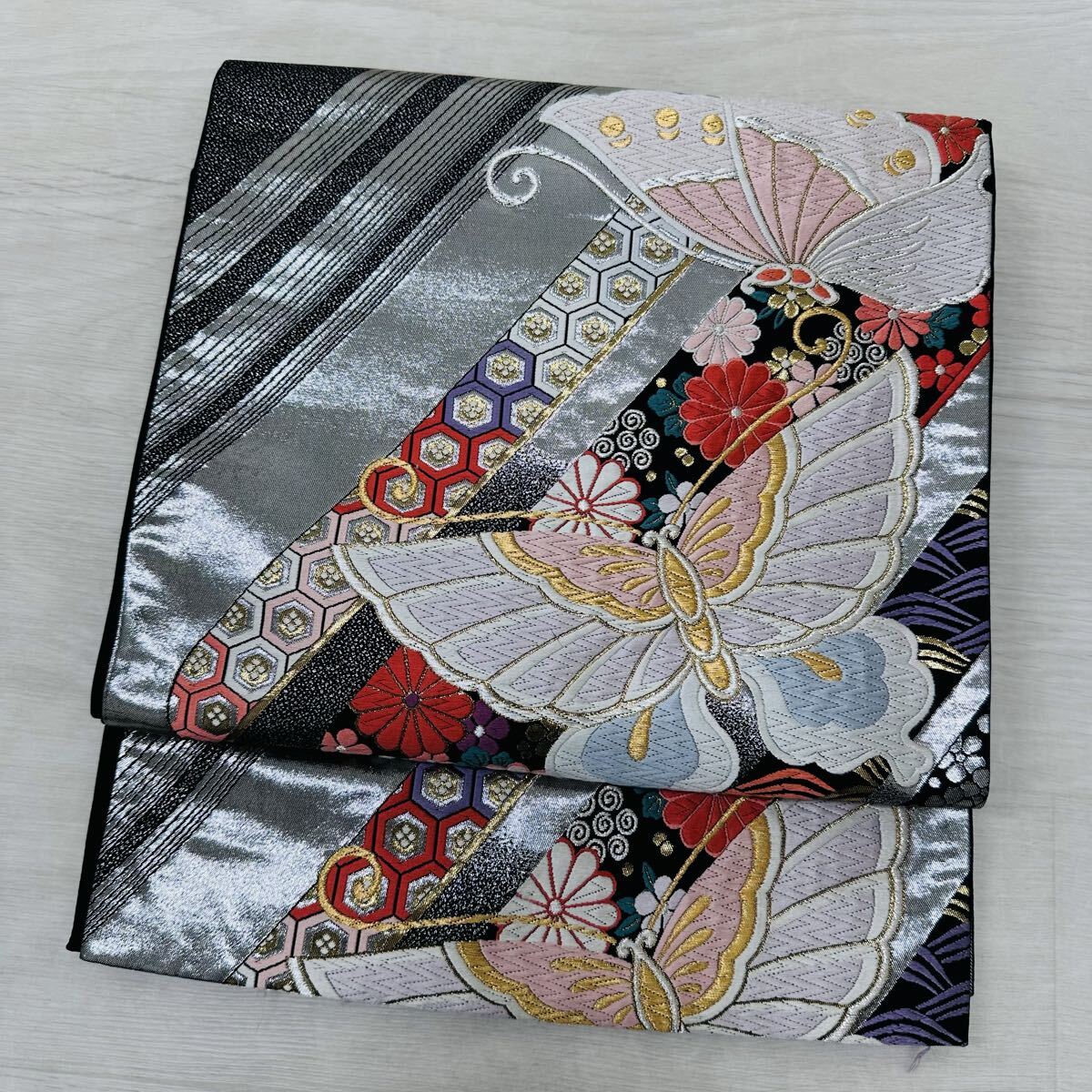袋帯 唐織 銀彩 煌びやかな蝶 花唐草 正絹 着物 W-4406