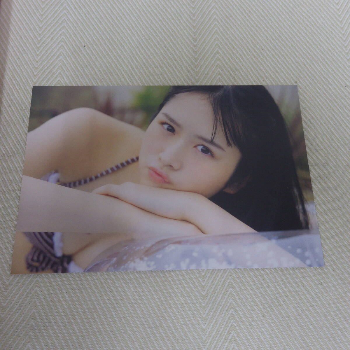 美品　　上村ひなの　１st 写真集　そのままで　日向坂46　ポストカードあり_画像2