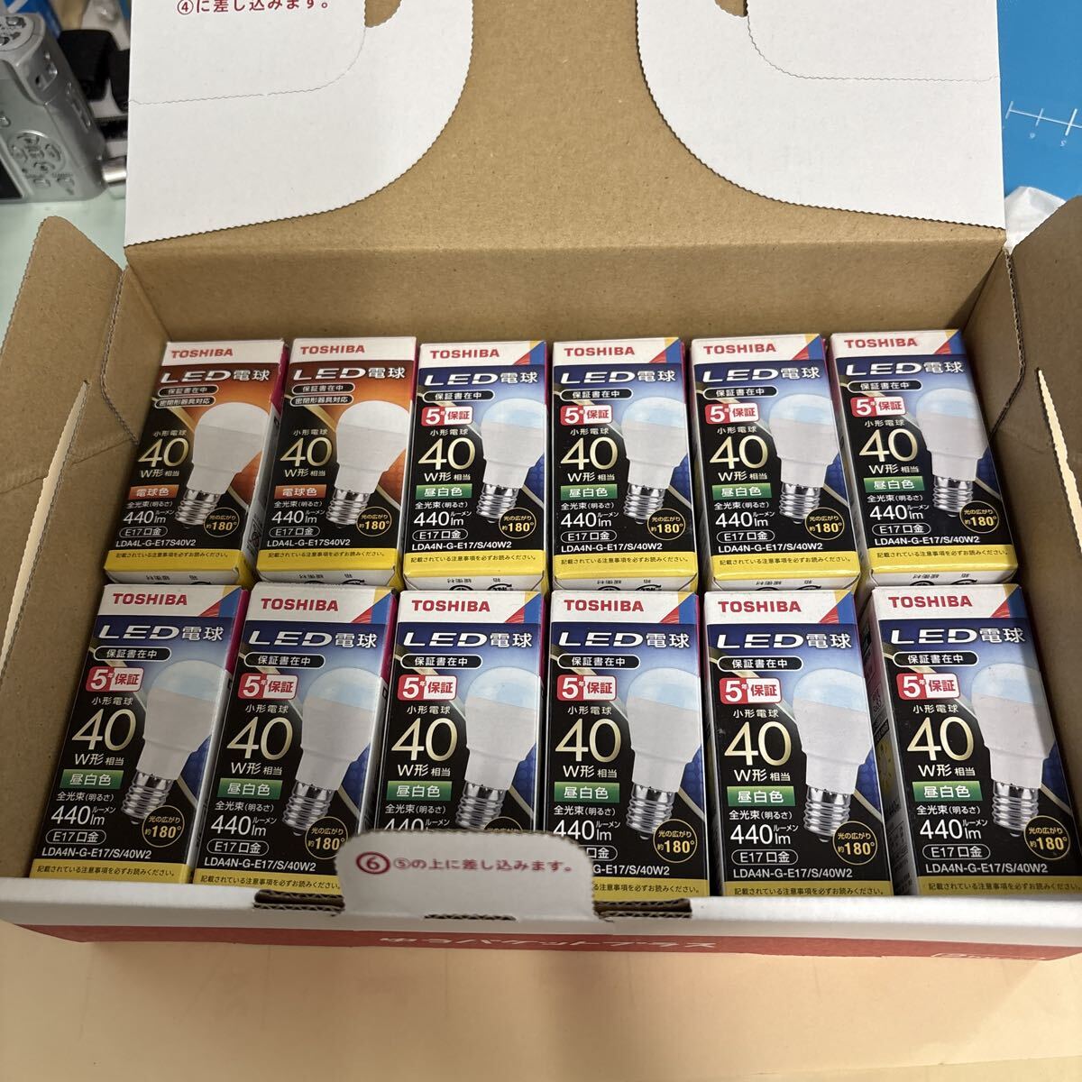 LED電球 昼白色10 電球色2 E17 東芝製 新品未開封 12個セットとなります　まとめてお送りいたします_画像1