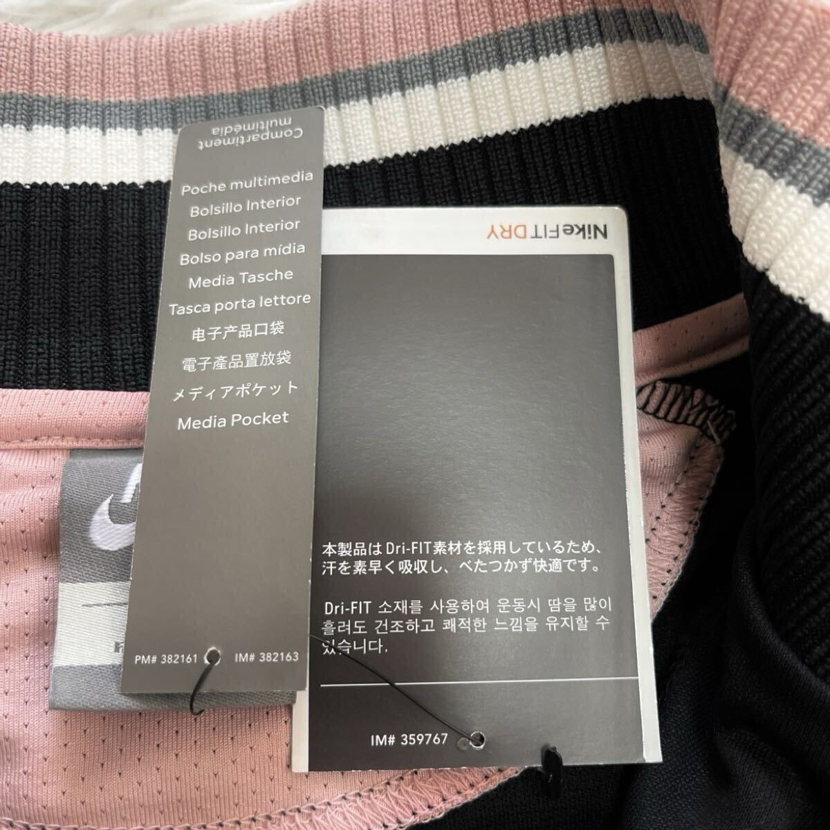 NIKE ロング丈長袖トラックジャケット　新品タグ付き　イヤホンホール　レディースMサイズ　ナイキ　ブラック黒　薄手　美ライン　吸汗速乾_画像4