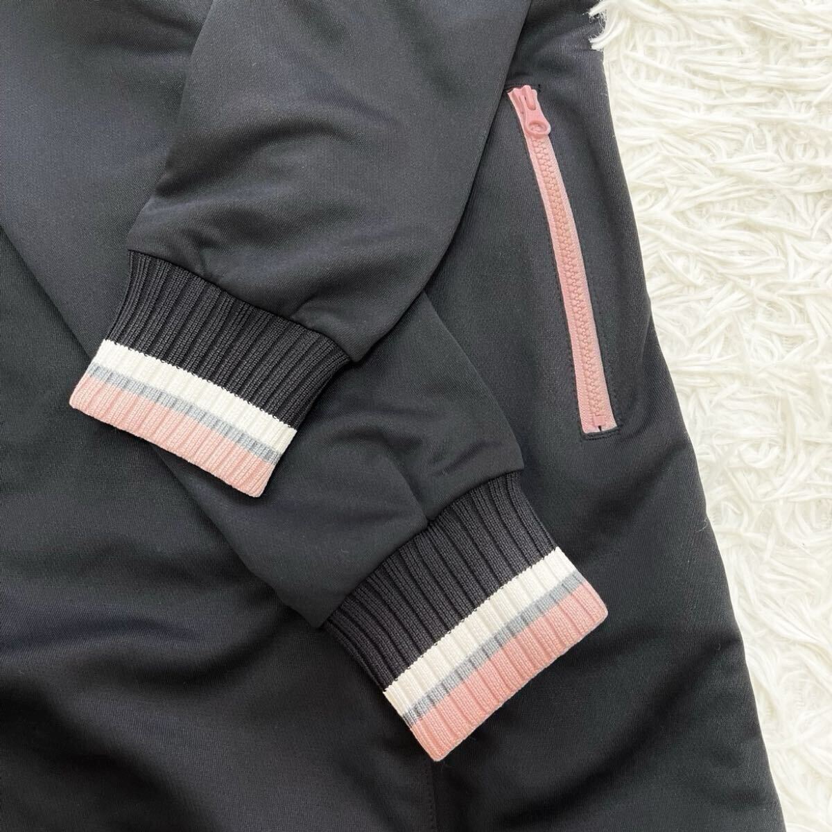 NIKE ロング丈長袖トラックジャケット　新品タグ付き　イヤホンホール　レディースMサイズ　ナイキ　ブラック黒　薄手　美ライン　吸汗速乾_画像8