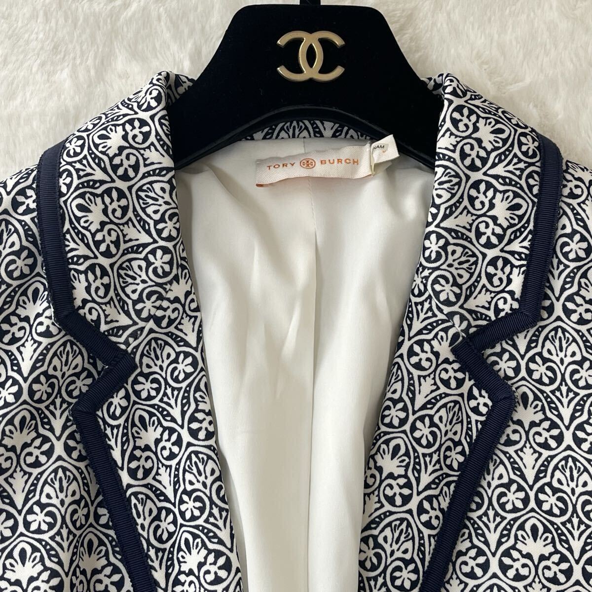 美品 TORY BURCH トリーバーチ テーラードジャケット ダマスク柄 レーヨン100% サイズS 日本サイズM相当 ネイビー 紺 ホワイト 白_画像4