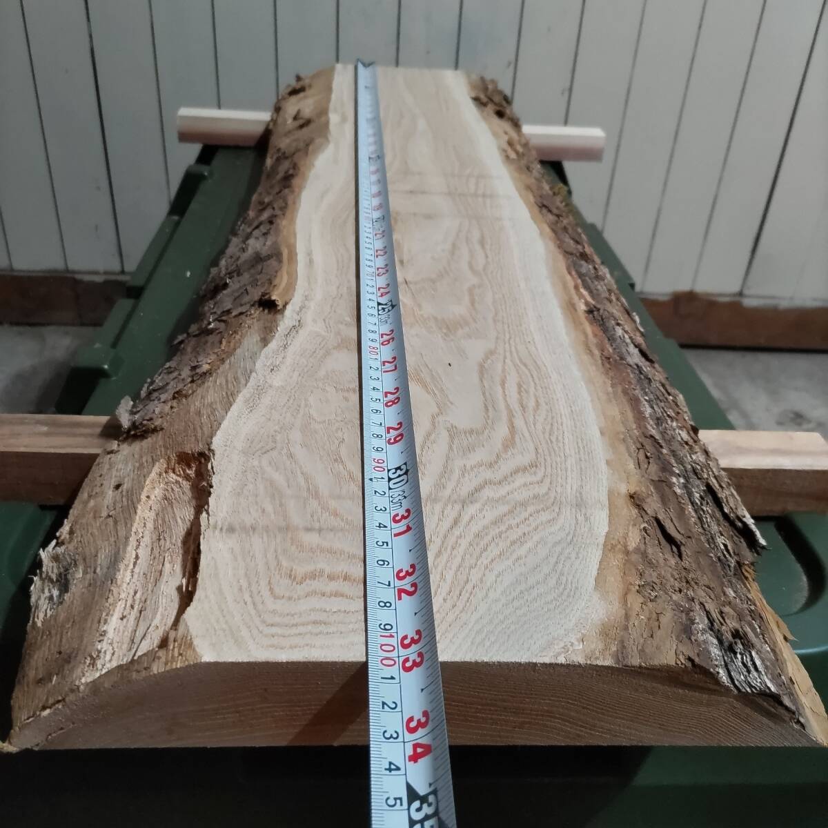 栗（E）栗の木 クリ 一枚板 長1000 幅300 厚40 未乾燥 未加工 粗挽き 無垢 天然木 耳付き板 花台 天板 テーブル板 店舗看板 DIY_画像3