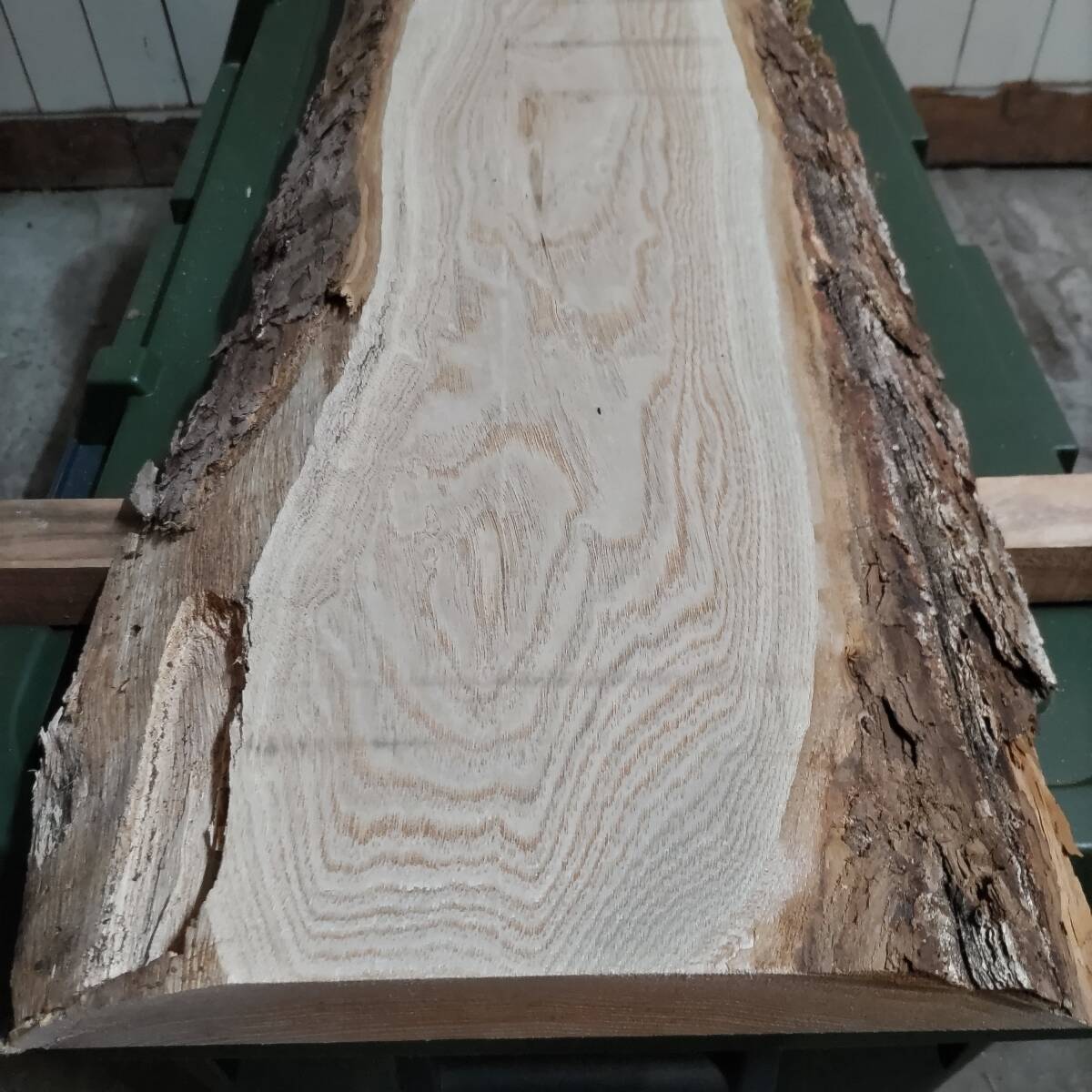 栗（E）栗の木 クリ 一枚板 長1000 幅300 厚40 未乾燥 未加工 粗挽き 無垢 天然木 耳付き板 花台 天板 テーブル板 店舗看板 DIY_画像7