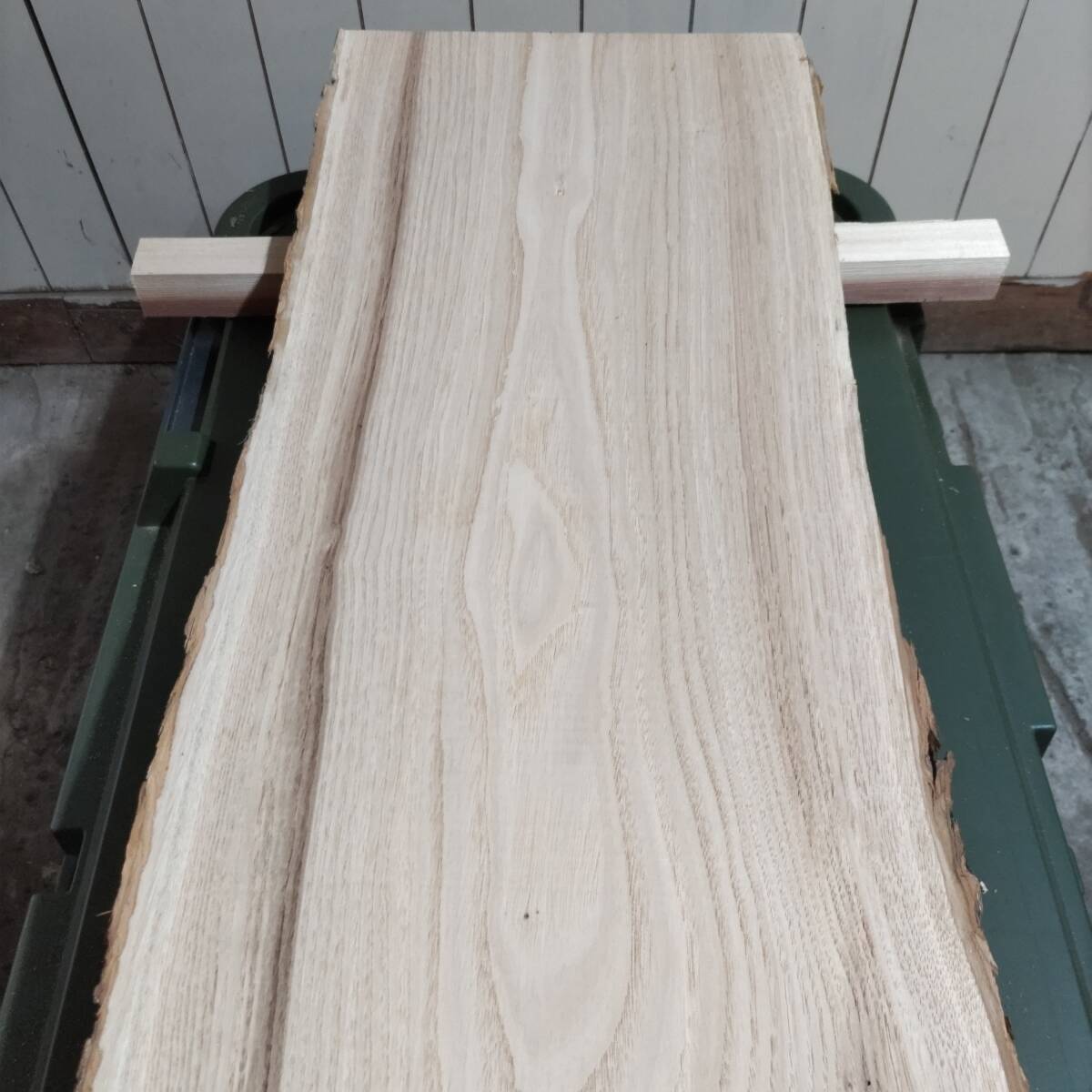 栗（E）栗の木 クリ 一枚板 長1000 幅300 厚40 未乾燥 未加工 粗挽き 無垢 天然木 耳付き板 花台 天板 テーブル板 店舗看板 DIY_画像10