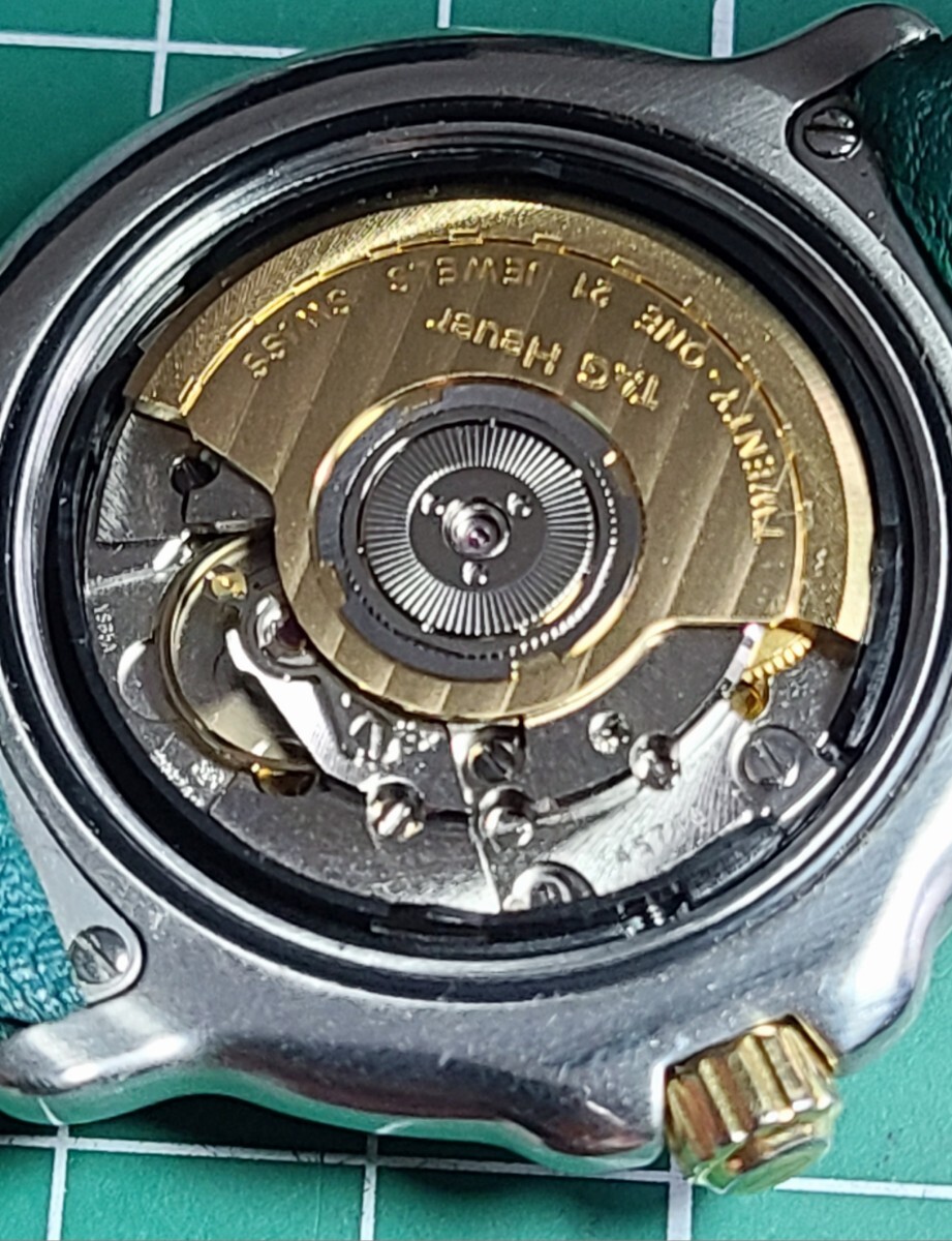 タグホイヤー　メンズ　Automatic　稼働　ジャストデイト　緑文字盤　純正ベルト　純正尾錠　金パーツ無しのためジャンク品._画像4