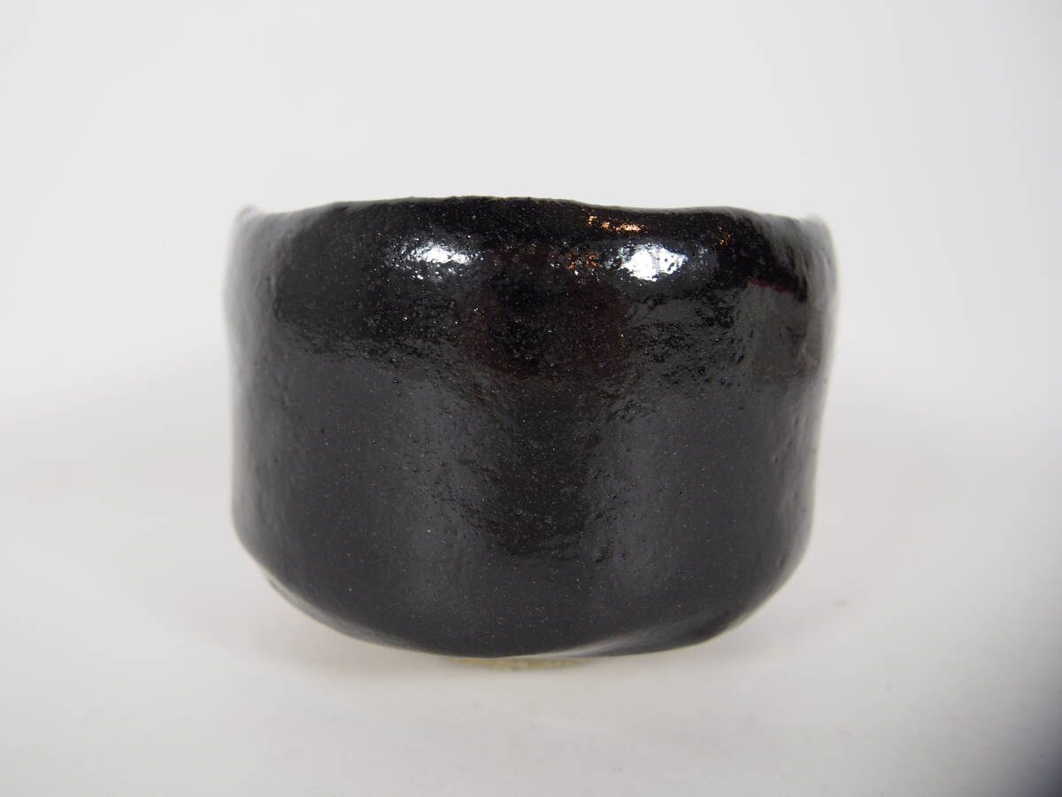 春峰銘　　黒楽　　波の絵　　抹茶茶碗　　在銘　　　　茶道具　　25　919－49