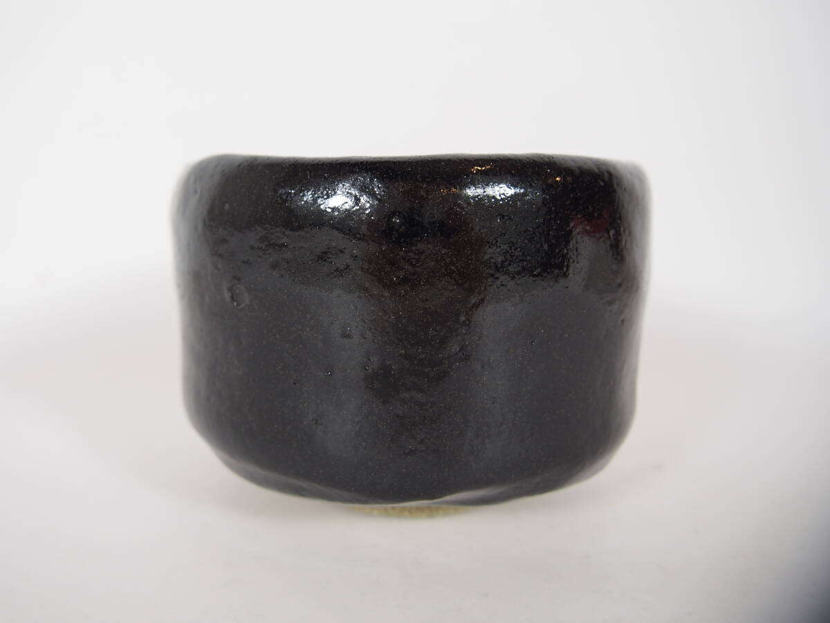 春峰銘　　黒楽　　波の絵　　抹茶茶碗　　在銘　　　　茶道具　　25　919－49