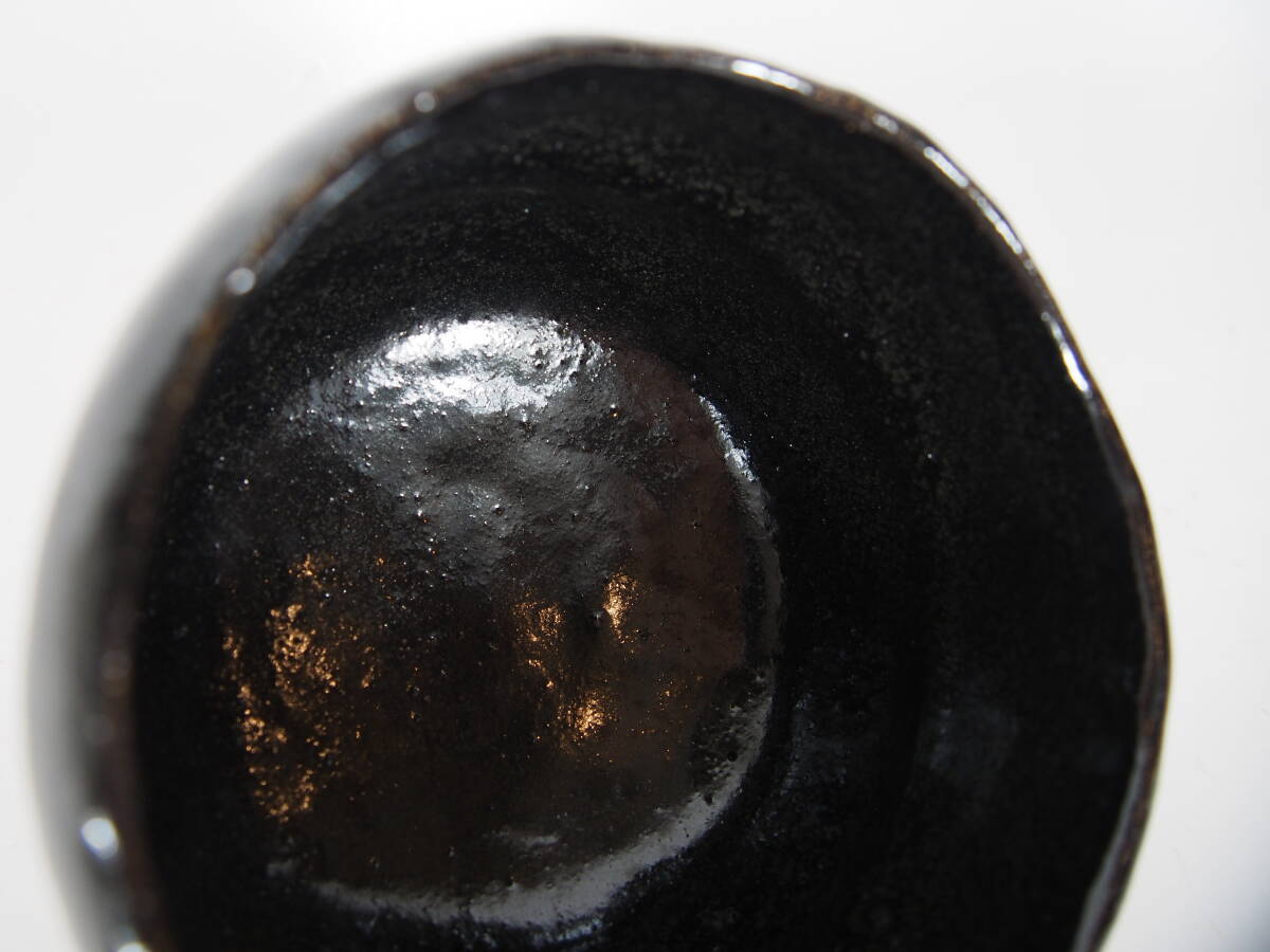 春峰銘　　黒楽　　波の絵　　抹茶茶碗　　在銘　　　　茶道具　　25　919－49