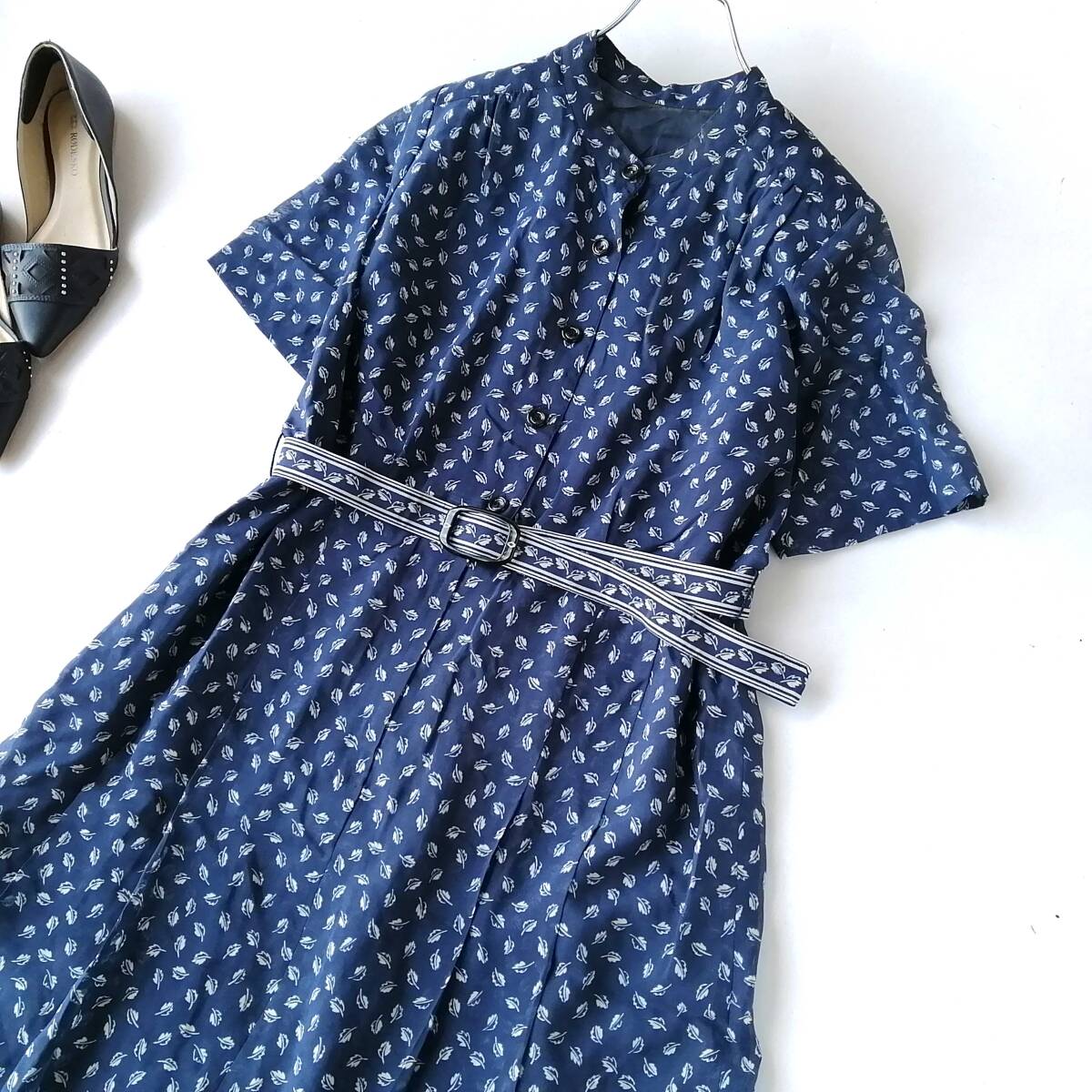 レディース♪半袖ワンピース Mサイズ 総柄 葉っぱ柄 ベルト付き 昭和レトロ ひざ丈 ネイビー 250924nj【4点同梱で送料無料】_画像1