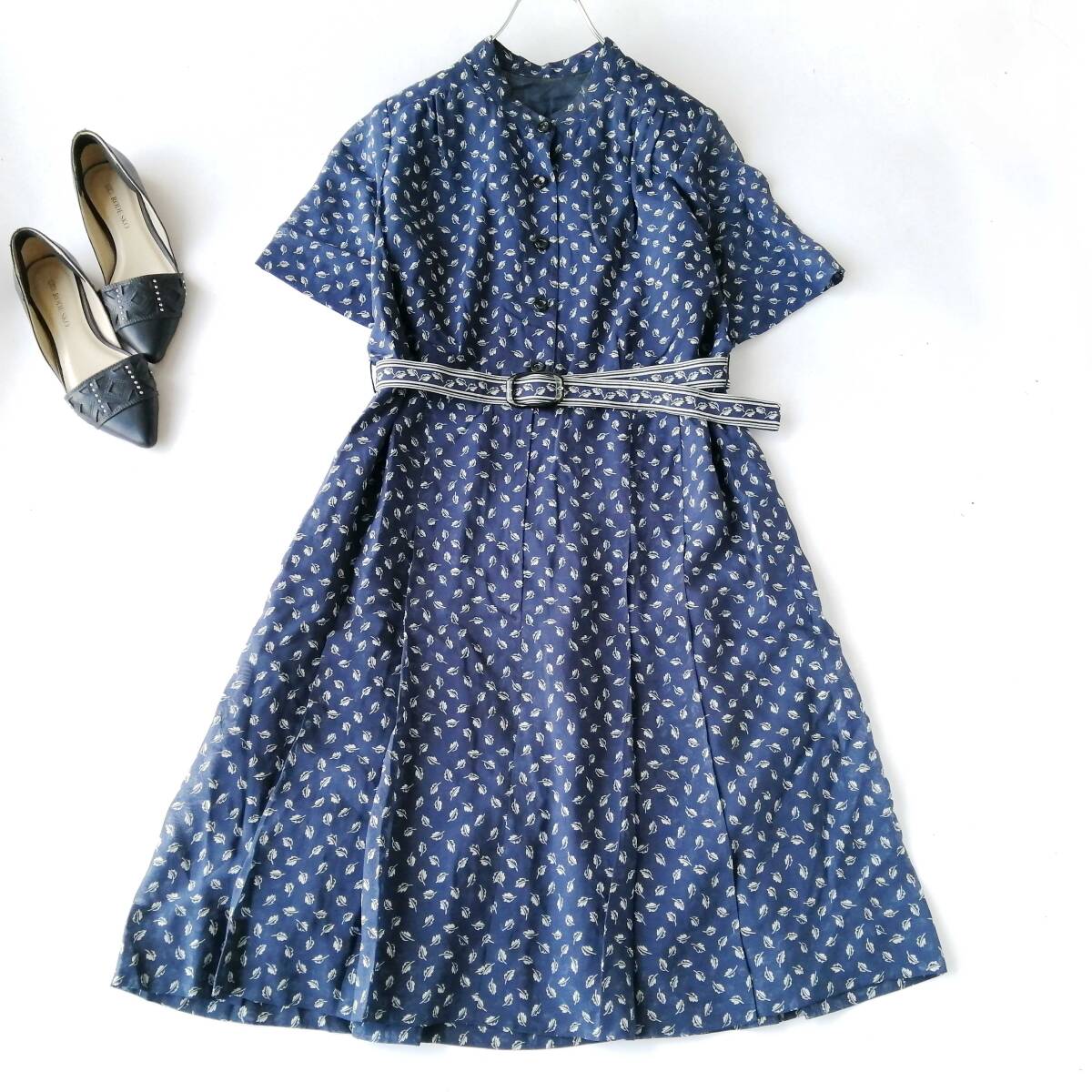 レディース♪半袖ワンピース Mサイズ 総柄 葉っぱ柄 ベルト付き 昭和レトロ ひざ丈 ネイビー 250924nj【4点同梱で送料無料】_画像2