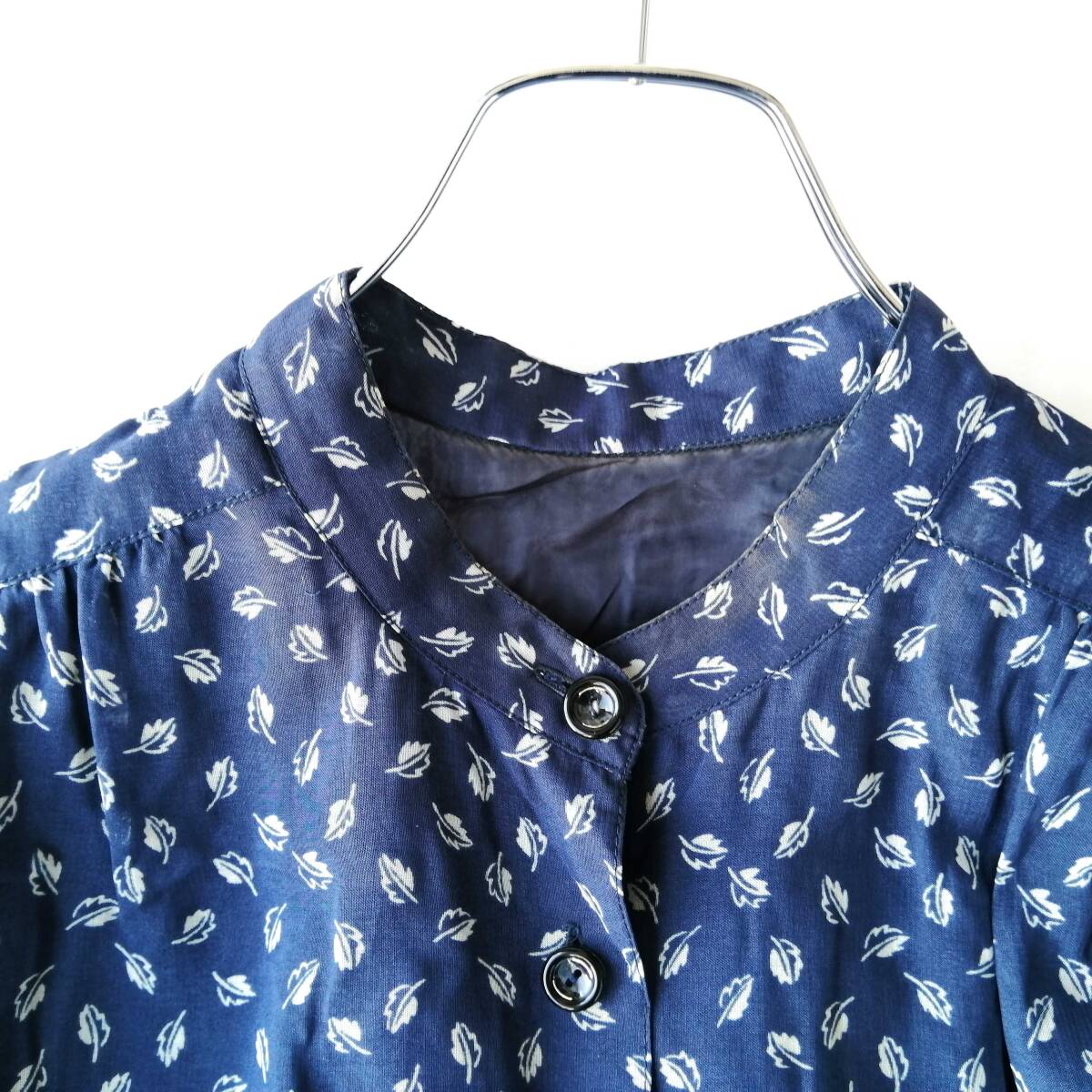 レディース♪半袖ワンピース Mサイズ 総柄 葉っぱ柄 ベルト付き 昭和レトロ ひざ丈 ネイビー 250924nj【4点同梱で送料無料】_画像4