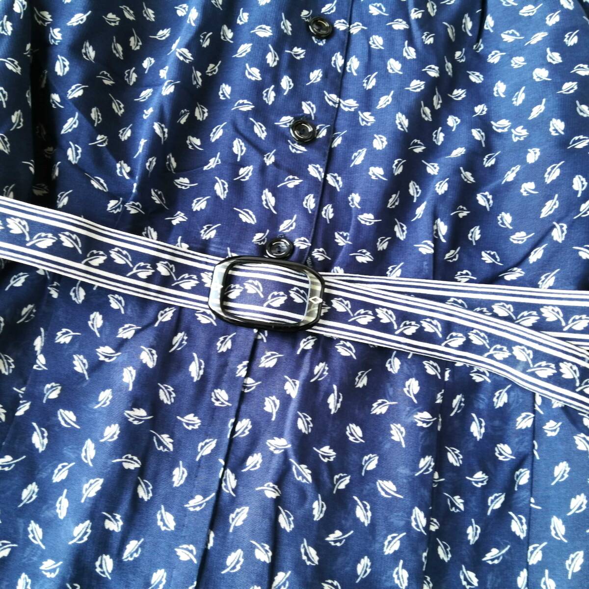 レディース♪半袖ワンピース Mサイズ 総柄 葉っぱ柄 ベルト付き 昭和レトロ ひざ丈 ネイビー 250924nj【4点同梱で送料無料】_画像3