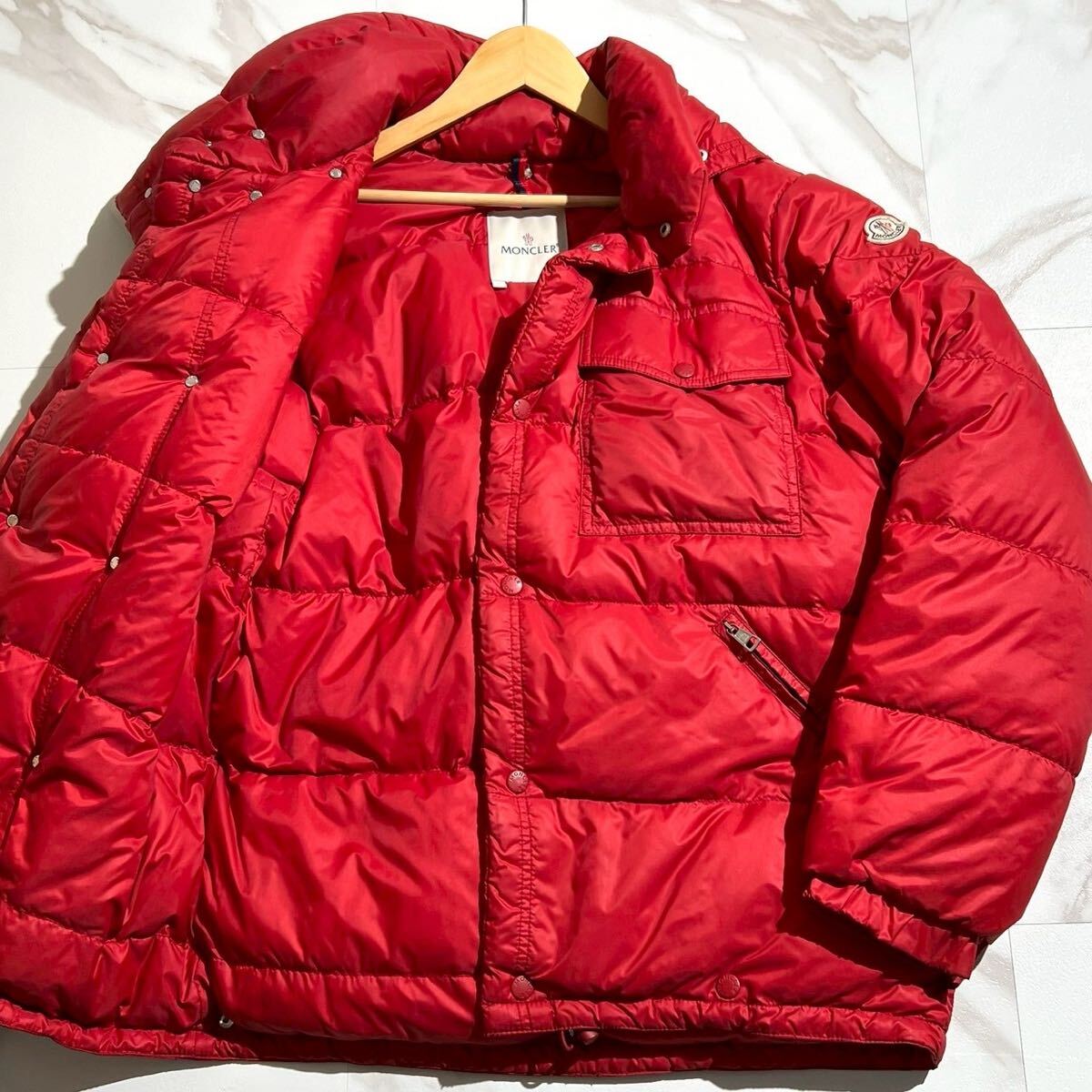 美品/XXL相當(dāng)●MONCLER モンクレール ダウンジャケット カラコラム 刻印ボタン フード取り外し可能 アニメタグ ロゴワッペン 赤 レッド
