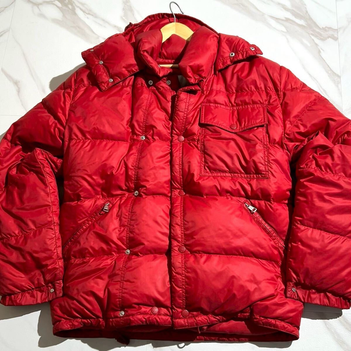 美品/XXL相當(dāng)●MONCLER モンクレール ダウンジャケット カラコラム 刻印ボタン フード取り外し可能 アニメタグ ロゴワッペン 赤 レッド