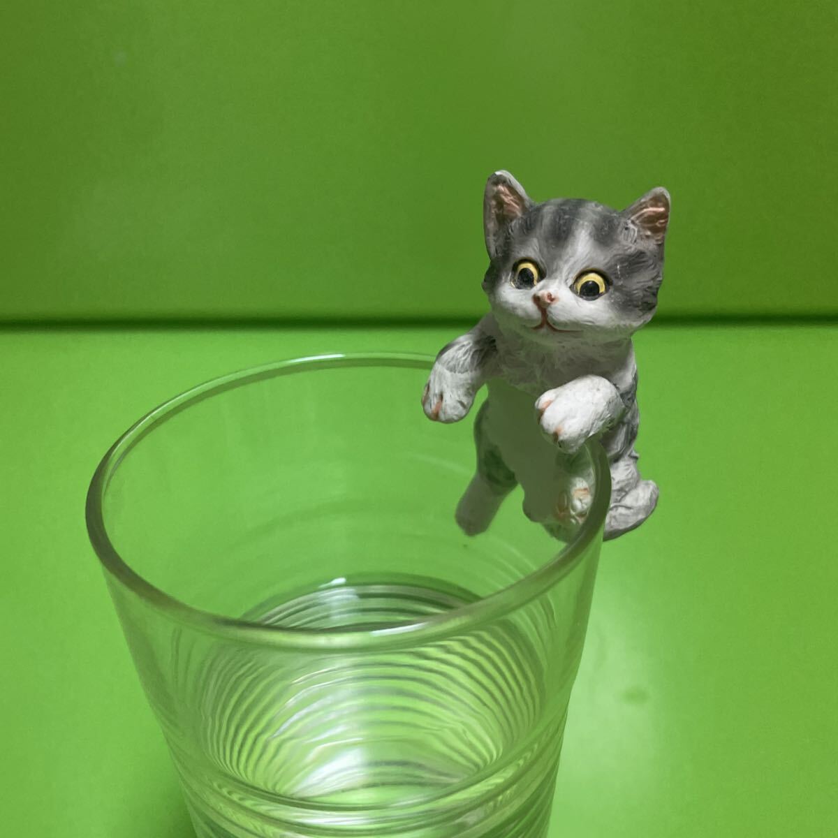 グラス コップのフチに乗る猫 置物【定形外送料140円】フチネコ オブジェ B_画像1