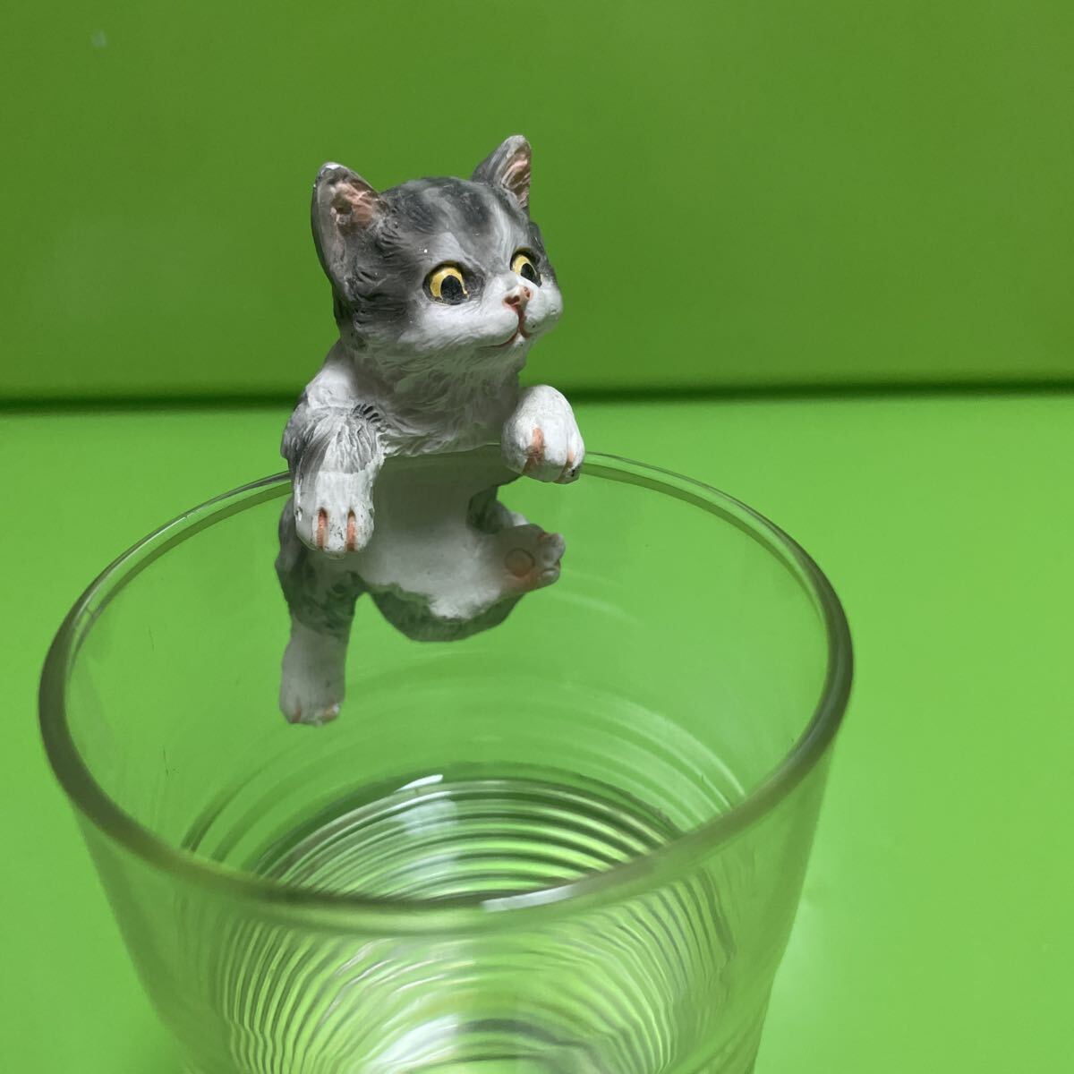 グラス コップのフチに乗る猫 置物【定形外送料140円】フチネコ オブジェ B_画像2