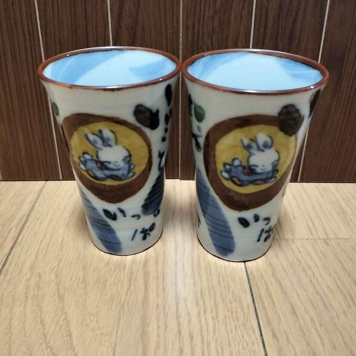 ▼ 夕立窯≪カップ　2個≫陶器製　フリーカップ　ペア　幸せうさぎ　グラス　ウサギ_画像1