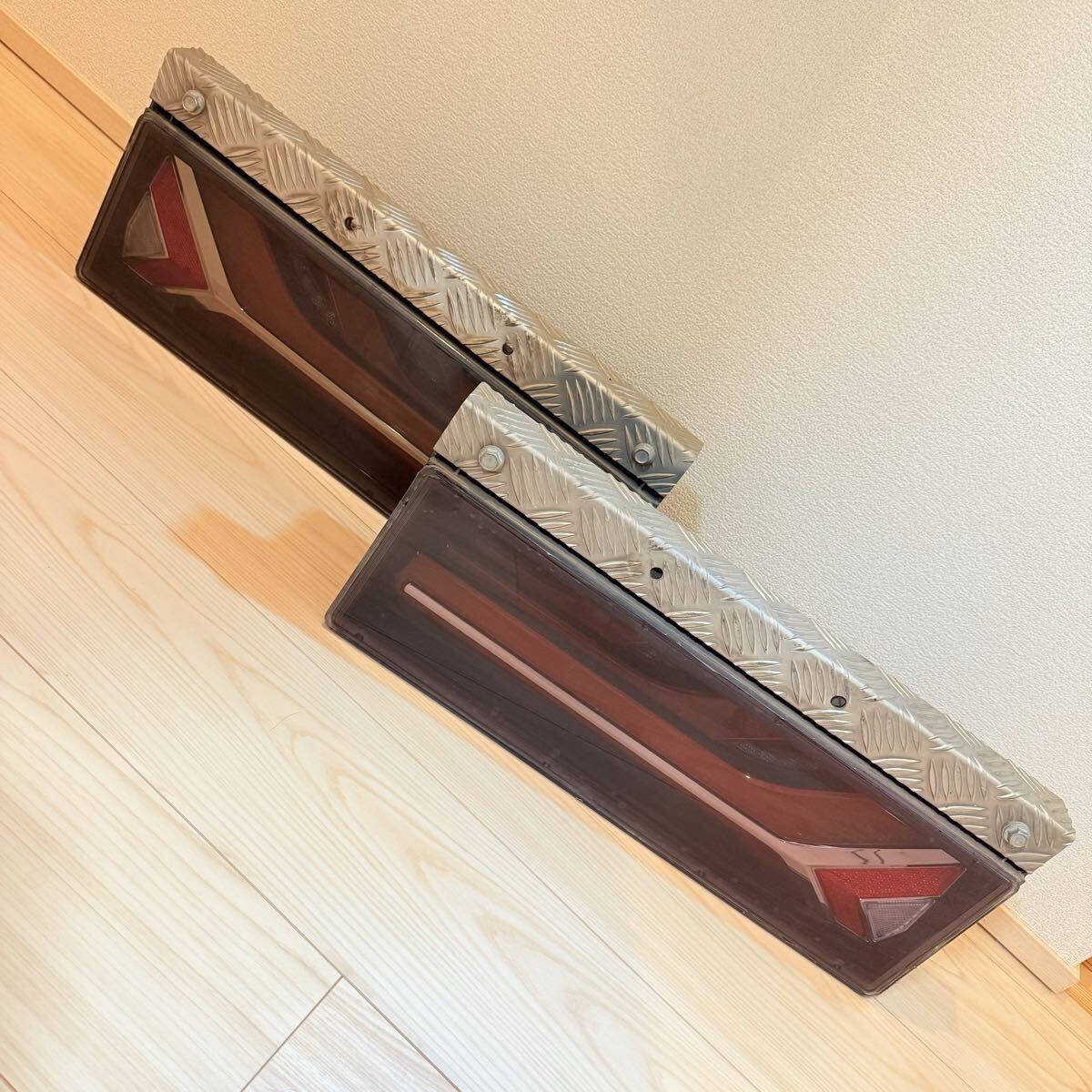 小纟☆コイト☆流鏑馬 トラック用オールLEDリアコンビネーションランプ☆シーケンシャル☆縞板付き