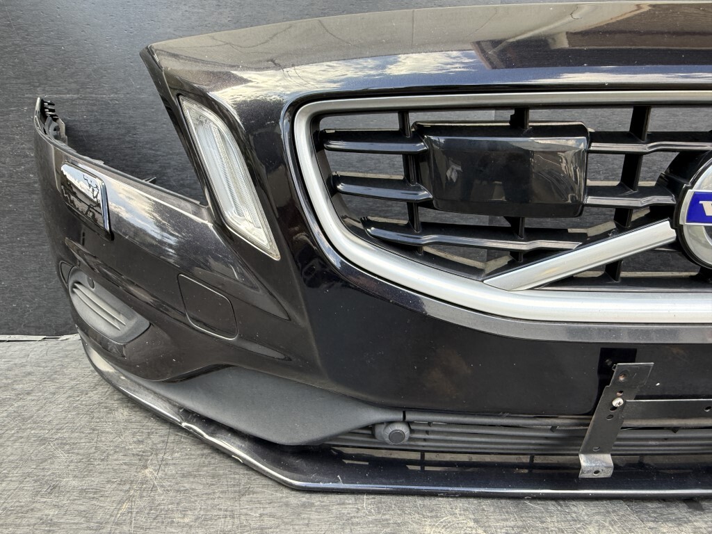 ボルボ V60 T6 AWD (FB6304T FB) 純正 フロントバンパー ブラック系 31290975 Fバンパー 黒系 Volvo p057778_画像4