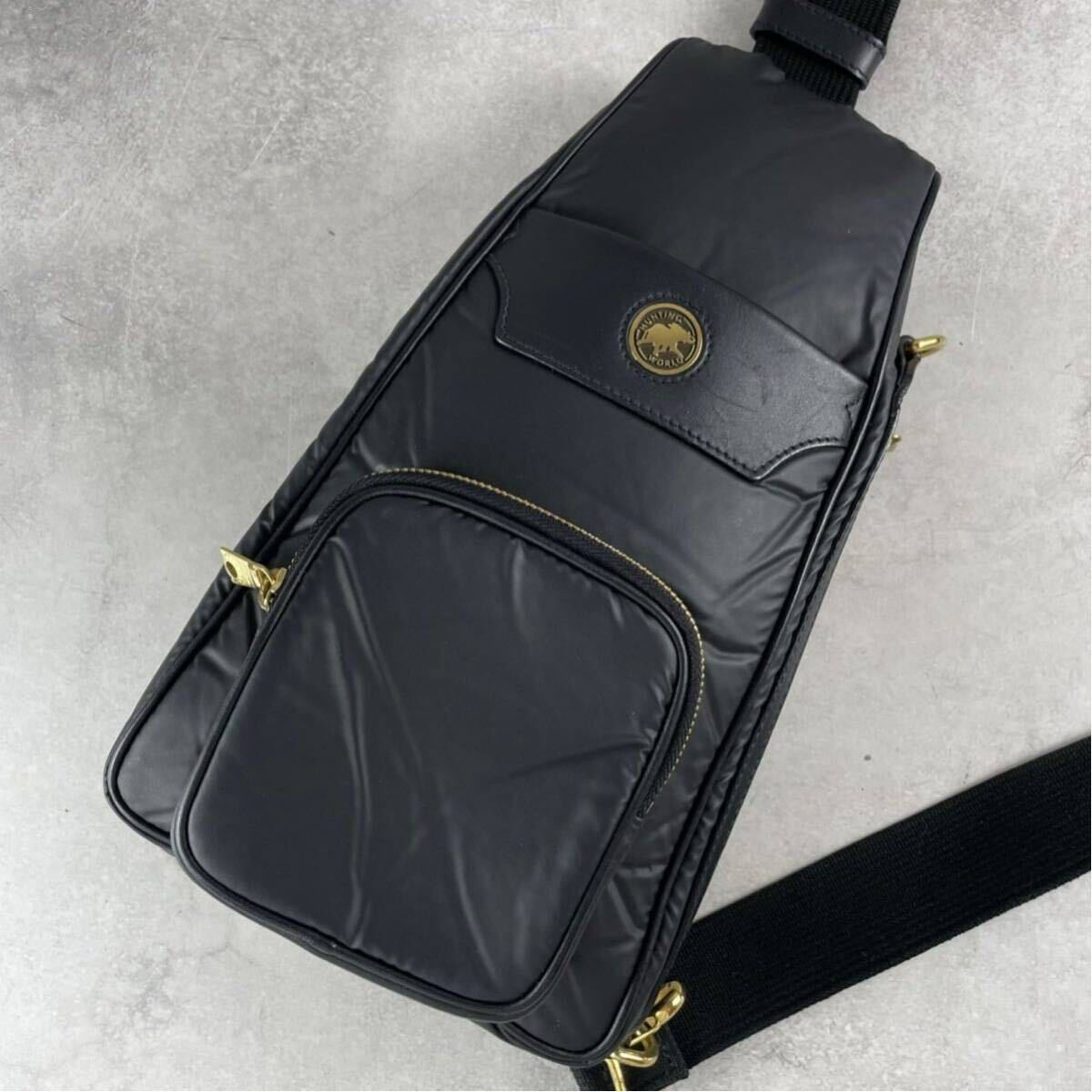 美品 現(xiàn)行モデル HUNTING WORLD ハンティングワールド ボディバッグ ショルダーバッグ バチュークロス キルティング ブラック 黒 メンズ