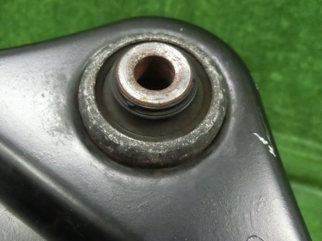 特価sale☆ プジョー 208 アリュールソエロPG・A9HN01 2015年・右フロントロアアーム・ロワアーム・即発送_画像3