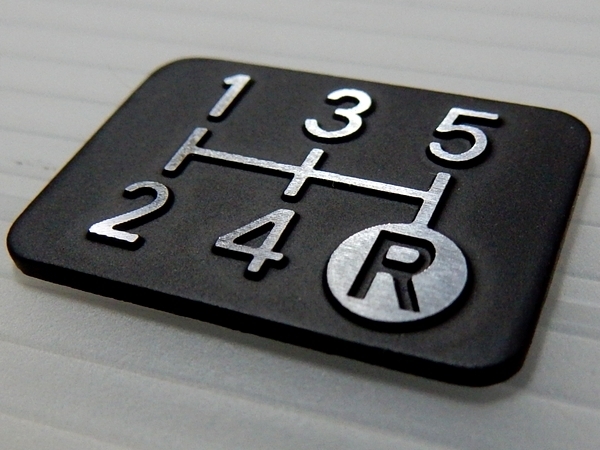 Tuningfan ダイヤカット シフトパターン プレート 5MT 5速マニュアル車用 SPP-K501 精密 立體感 プレス金型 日本制 エンブレム ステッカー