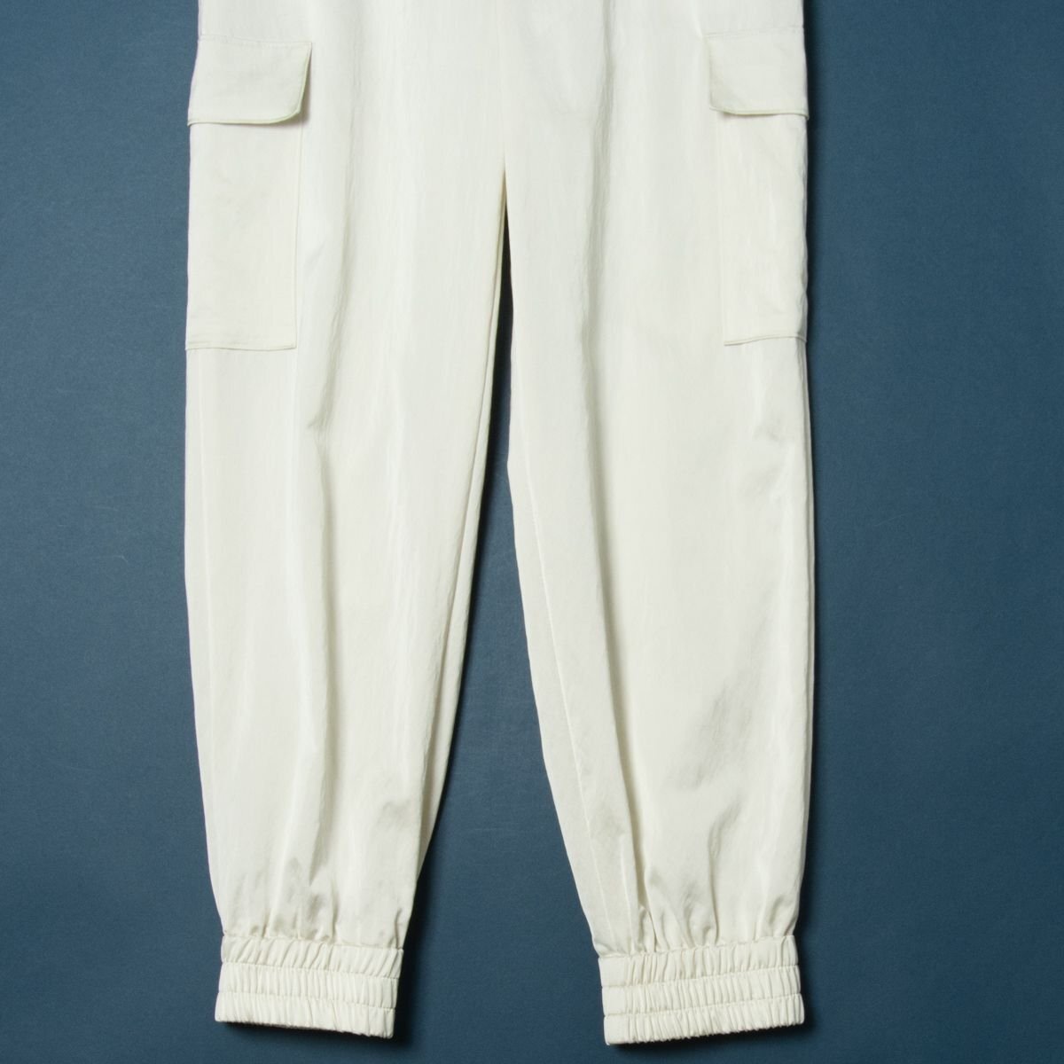 Whim Gazette ウィムガゼット サテンサイドポケットジョガーパンツ ボトムス 裏付き レーヨンナイロン きれいめカジュアル オフ白 F 無地_画像5