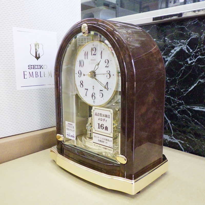 送料無料★新品 3年間延長保証付き★SEIKO セイコー EMBLEM エムブレム HW591B 置時計 16曲メロディ 濃茶マーブル仕上げ 回転飾り_画像2