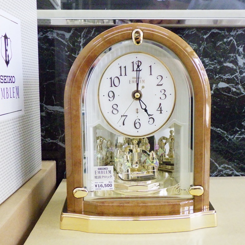 送料無料★新品 3年間延長保証付き★SEIKO セイコー 国内正規品★EMBLEM エムブレム HW592B 置時計 茶マーブル仕上げ 回転飾り★ギフト最適_画像2