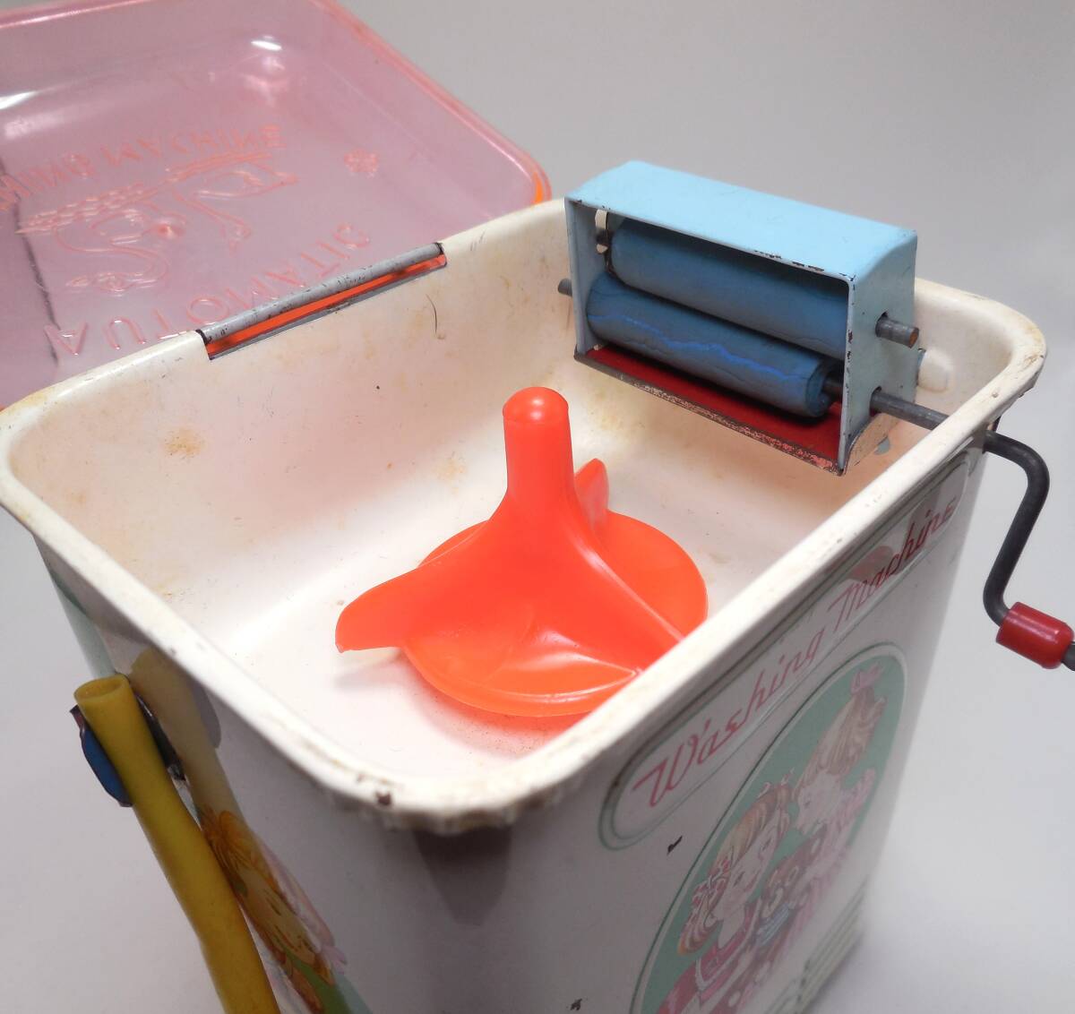  девочка ... медведь мягкая игрушка помощь стирка сушилка для белья утюг .. девочка принт жестяная пластина стиральная машина рука поворот . вода руль имеется игрушка 