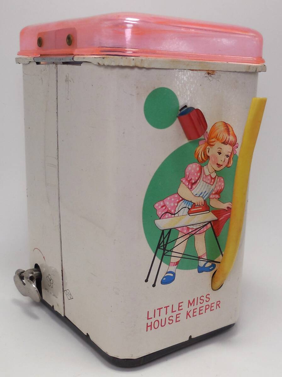  девочка ... медведь мягкая игрушка помощь стирка сушилка для белья утюг .. девочка принт жестяная пластина стиральная машина рука поворот . вода руль имеется игрушка 