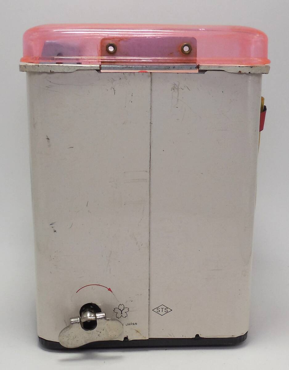  девочка ... медведь мягкая игрушка помощь стирка сушилка для белья утюг .. девочка принт жестяная пластина стиральная машина рука поворот . вода руль имеется игрушка 