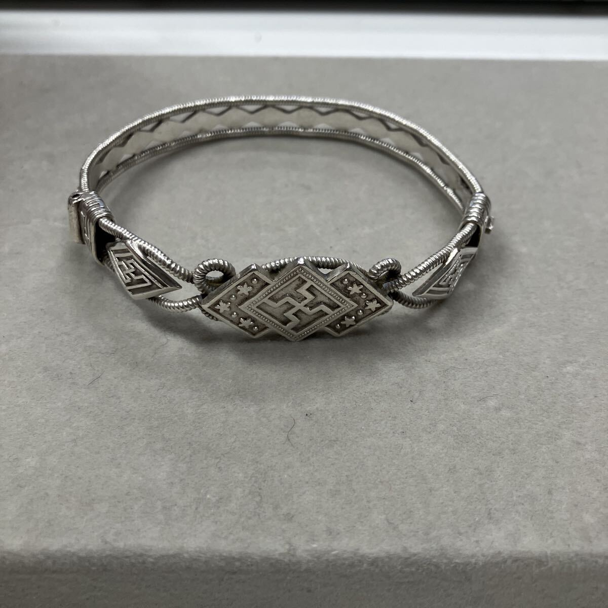 中国 ヴィンテージ アクセサリー 足紋 シルバー バングル ブレスレット 腕周り約17cm 中古現状品