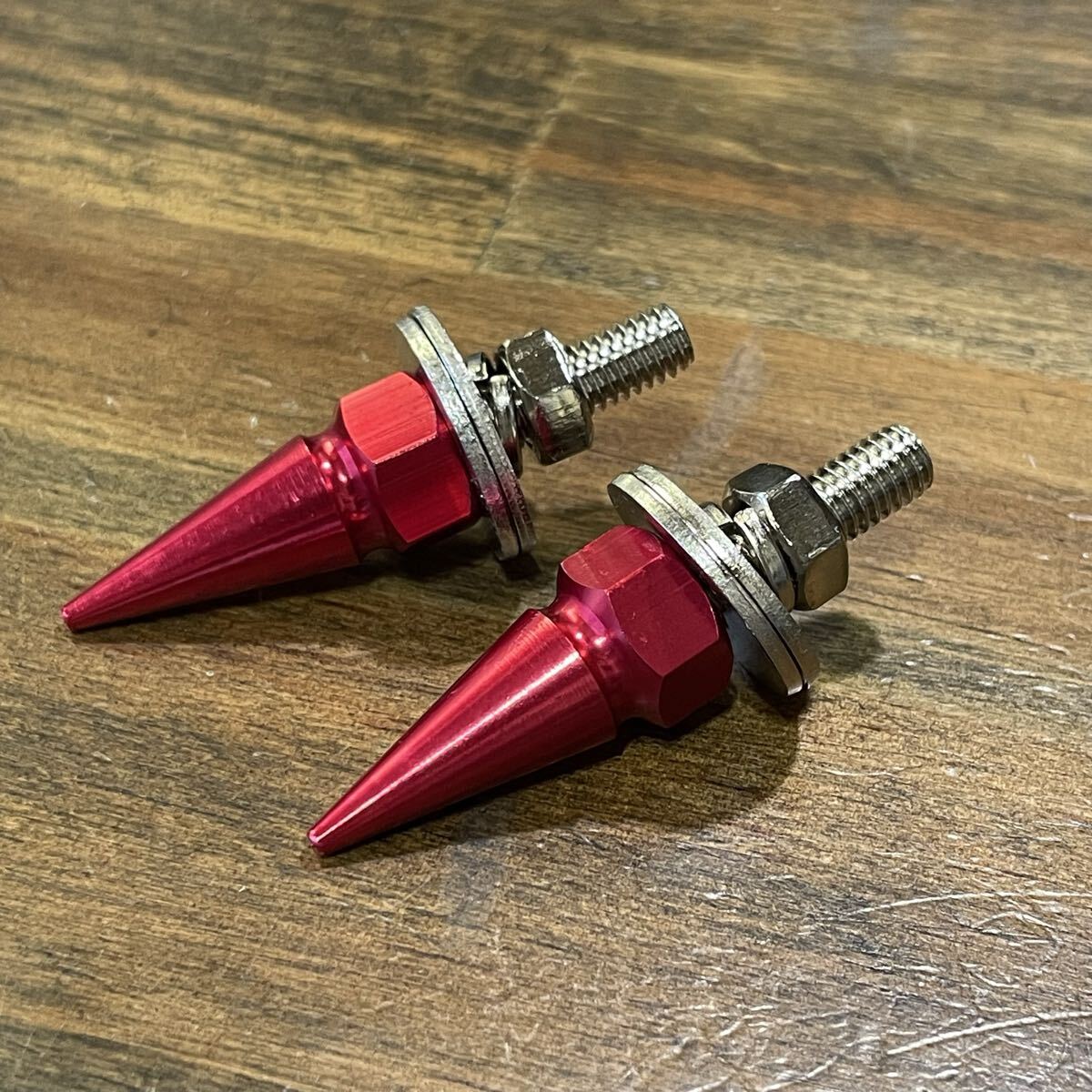 ナンバーボルト 【スパイク】 レッド 2個セット_画像1