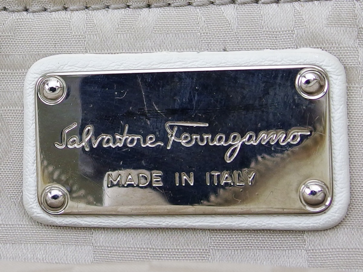 サルヴァトーレフェラガモ Salvatore Ferragamo ハンドバッグ ガンチーニ ホワイト 白 シルバー レザー 中古