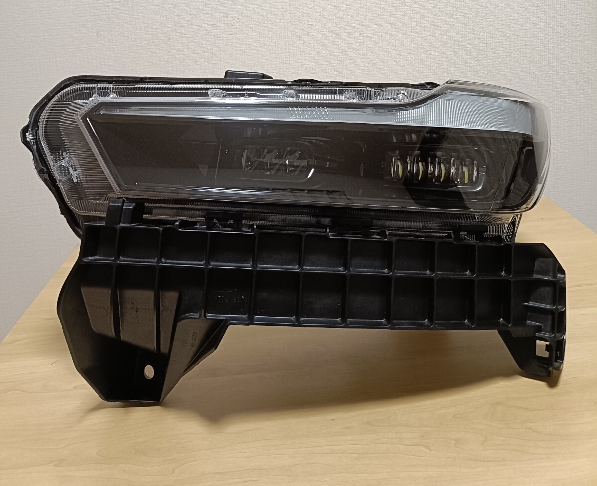 (新車外し) ホンダ WR-V 純正 LED ヘッドライト 左 助手席側 DG5 100-8F08E リテーナー付き ★極上品★_画像1