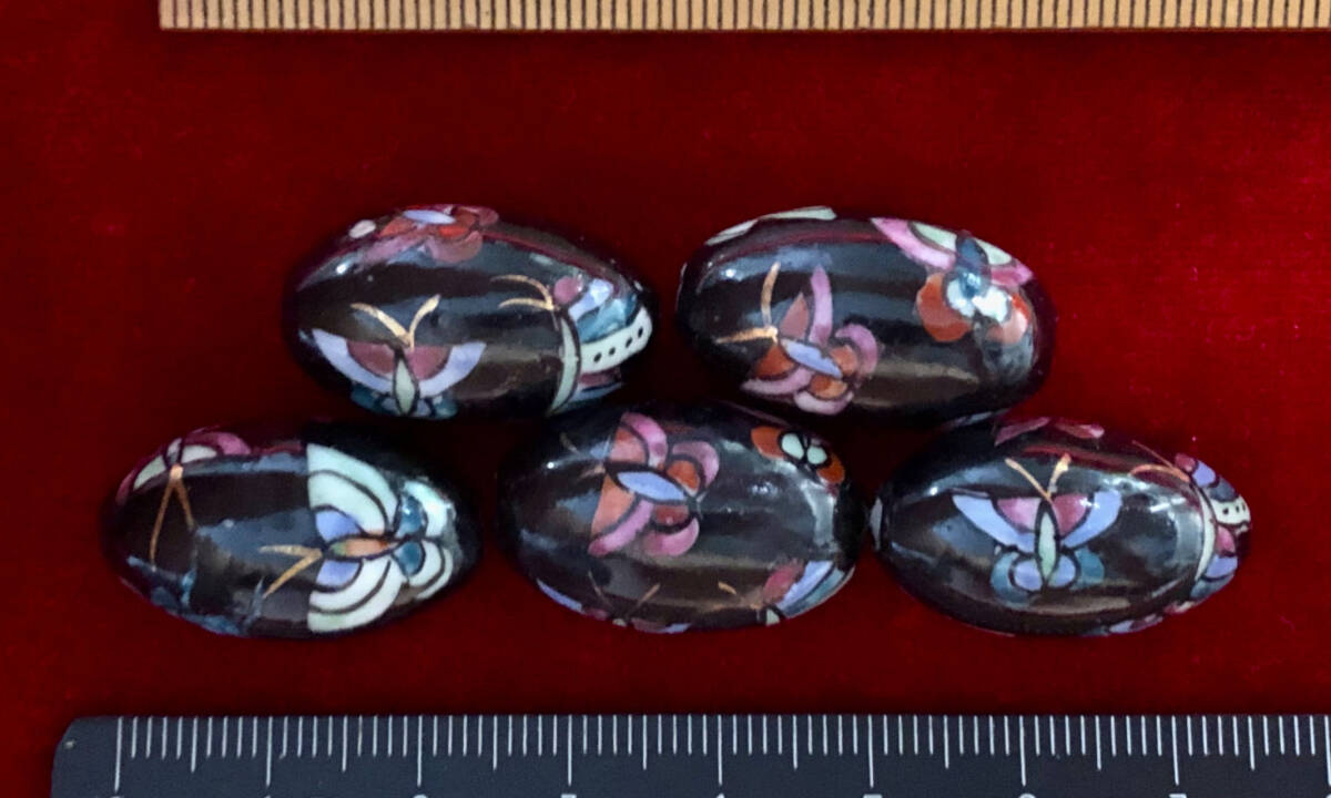 Φ 金粉磁ビーズ Φ　5玉で1単位　15㎜×25㎜楕円大玉　手作り　黒釉に縁起の六色蝶々紋様金粉縁取り　手芸　インテリア、園芸等材料に_画像1