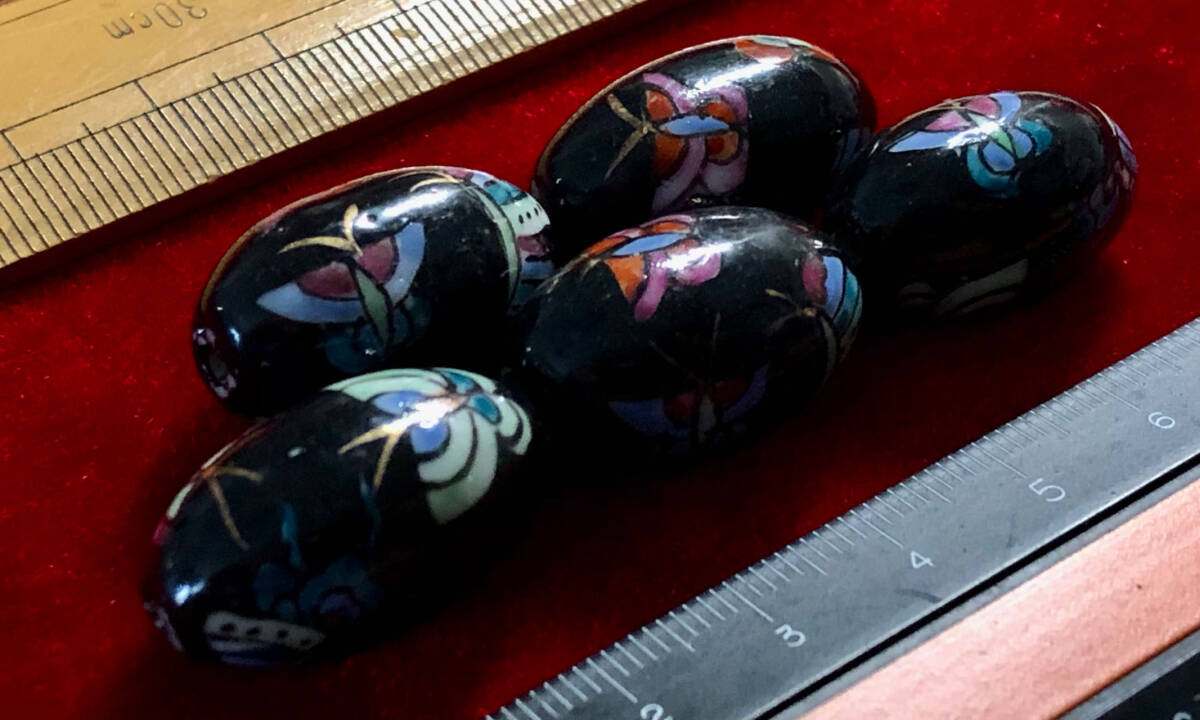 Φ 金粉磁ビーズ Φ　5玉で1単位　15㎜×25㎜楕円大玉　手作り　黒釉に縁起の六色蝶々紋様金粉縁取り　手芸　インテリア、園芸等材料に_画像2