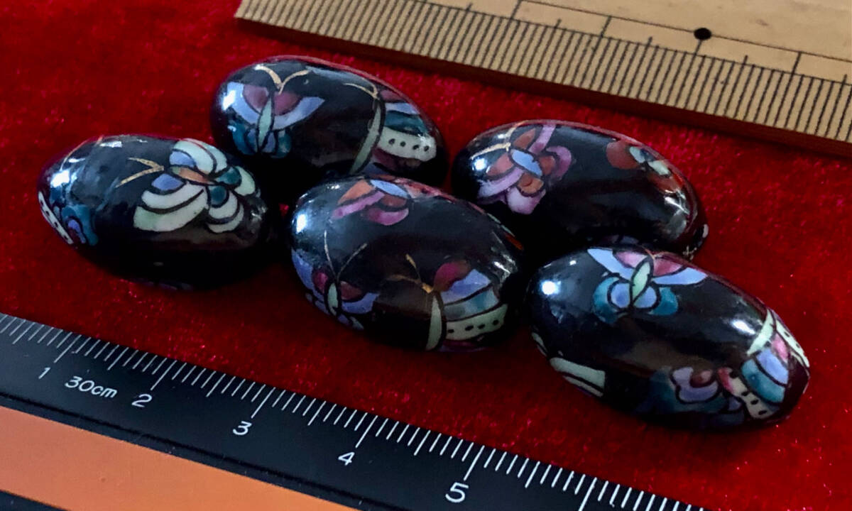 Φ 金粉磁ビーズ Φ　5玉で1単位　15㎜×25㎜楕円大玉　手作り　黒釉に縁起の六色蝶々紋様金粉縁取り　手芸　インテリア、園芸等材料に_画像3