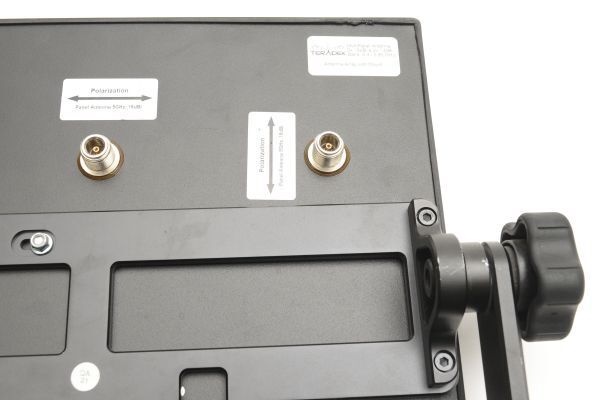 テラデック　TERADEK Bolt MultiPanel Antenna 3x 16dBi & 2x 14dBi #8487