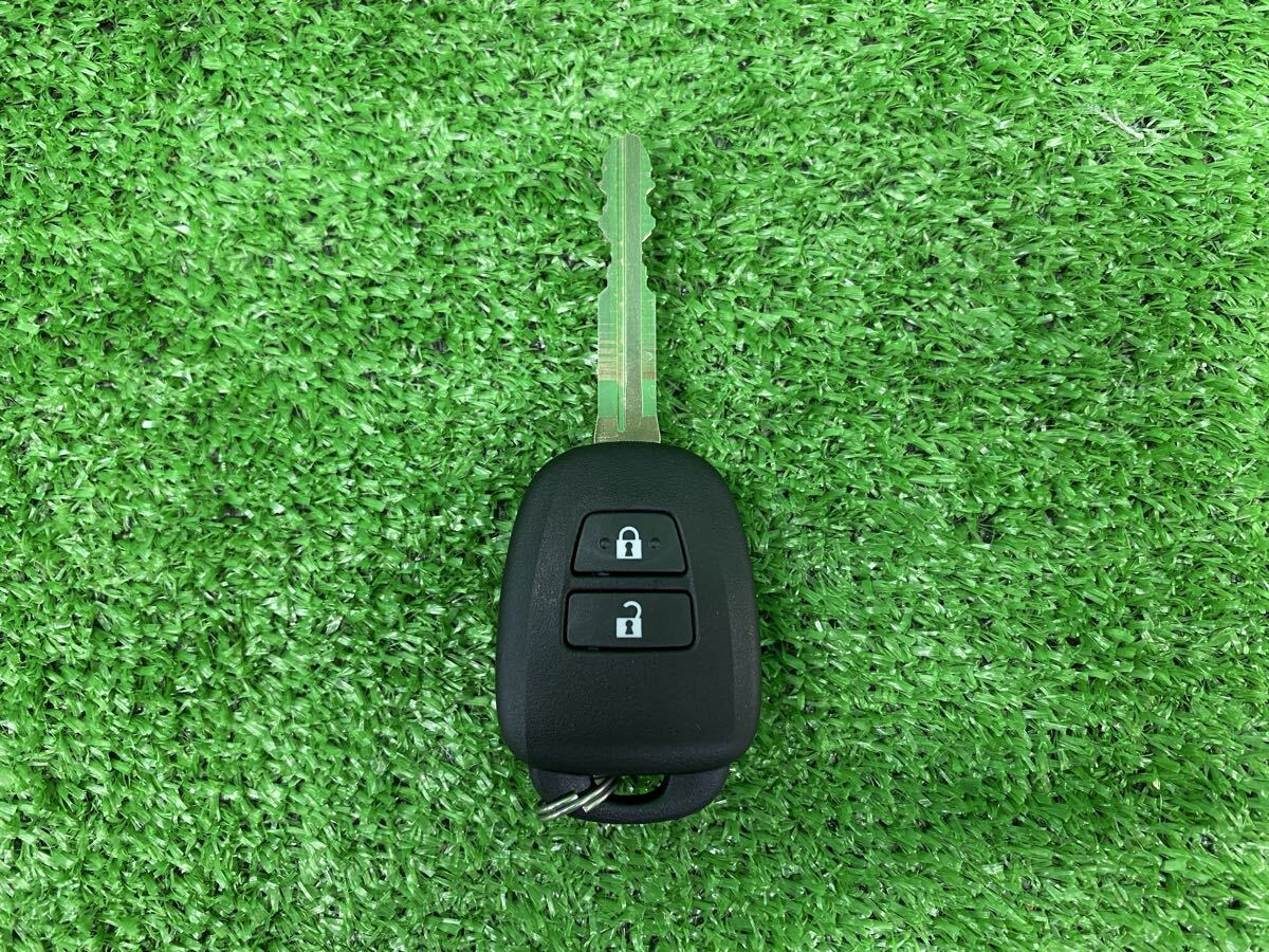 70909 【新品未使用品】 トヨタ アクア NHP10 純正 キーレス リモコンキー 89070-52C50_画像3