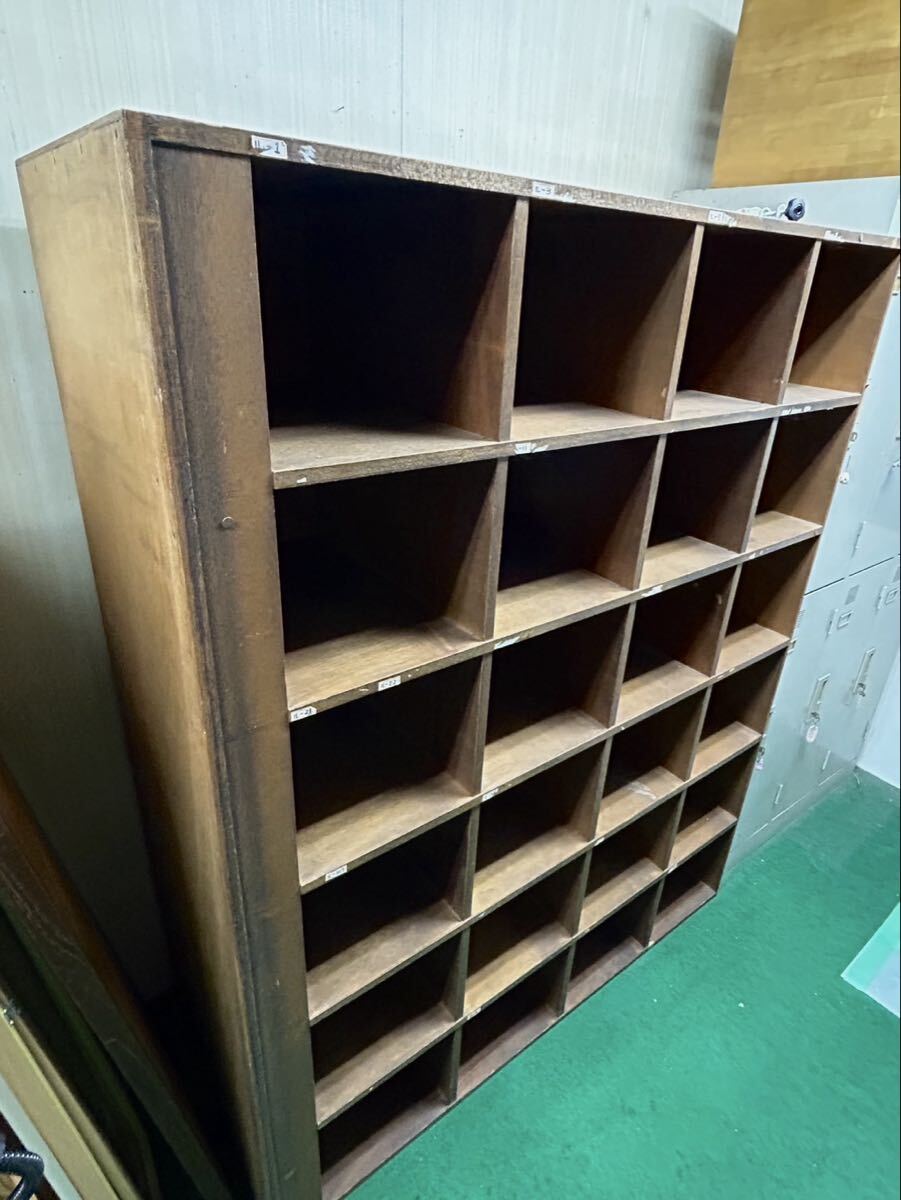 1円スタート★ レトロ家具 昭和レトロ 特大サイズ!古い木製のアンティークマス目棚 下駄箱 学校 収納_画像2