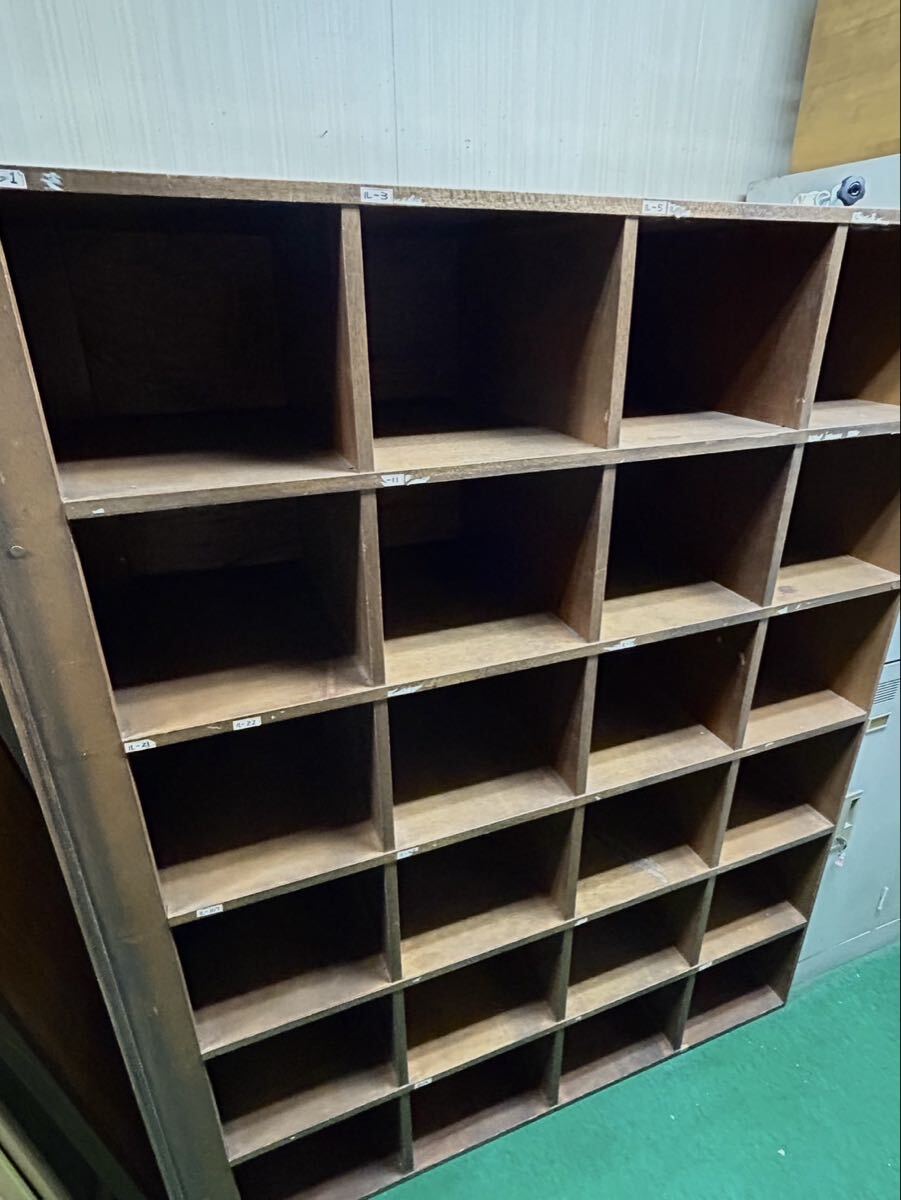 1円スタート★ レトロ家具 昭和レトロ 特大サイズ!古い木製のアンティークマス目棚 下駄箱 学校 収納_画像3