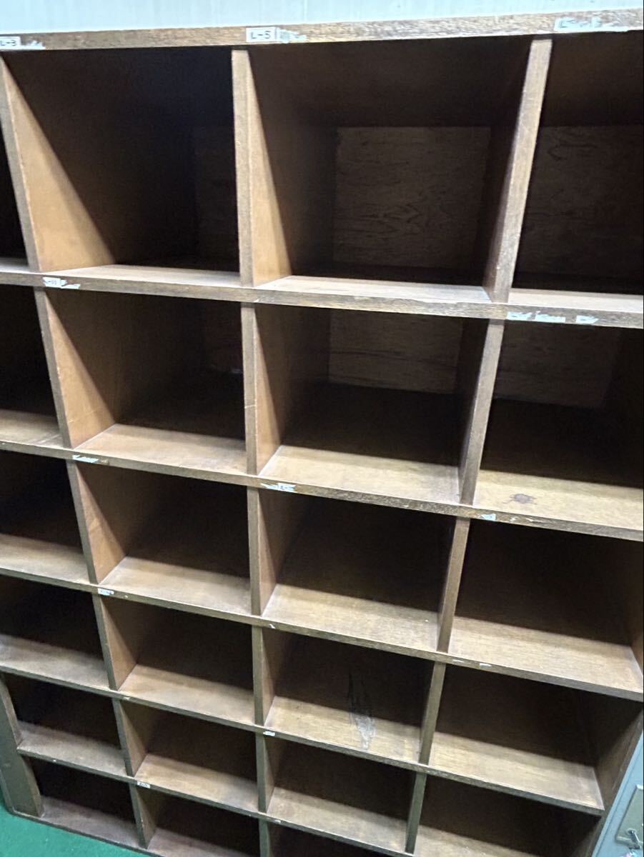 1円スタート★ レトロ家具 昭和レトロ 特大サイズ!古い木製のアンティークマス目棚 下駄箱 学校 収納_画像5