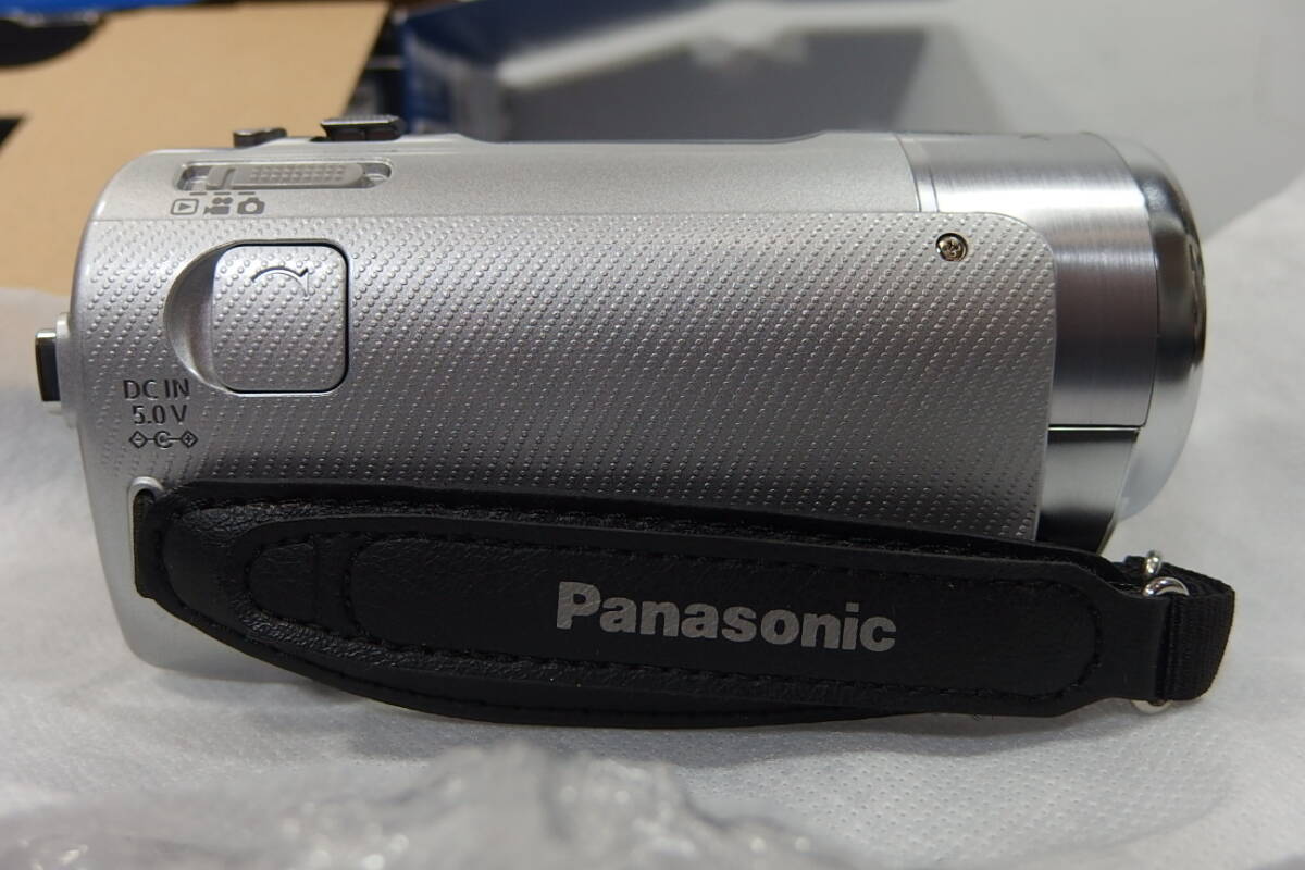 ◆未使用 Panasonic(パナソニック) 大容量32GB/SD 3MOS デジタルハイビジョンビデオカメラ HDC-TM85 シルバー 3D対応/強(qiáng)力手ぶれ防止