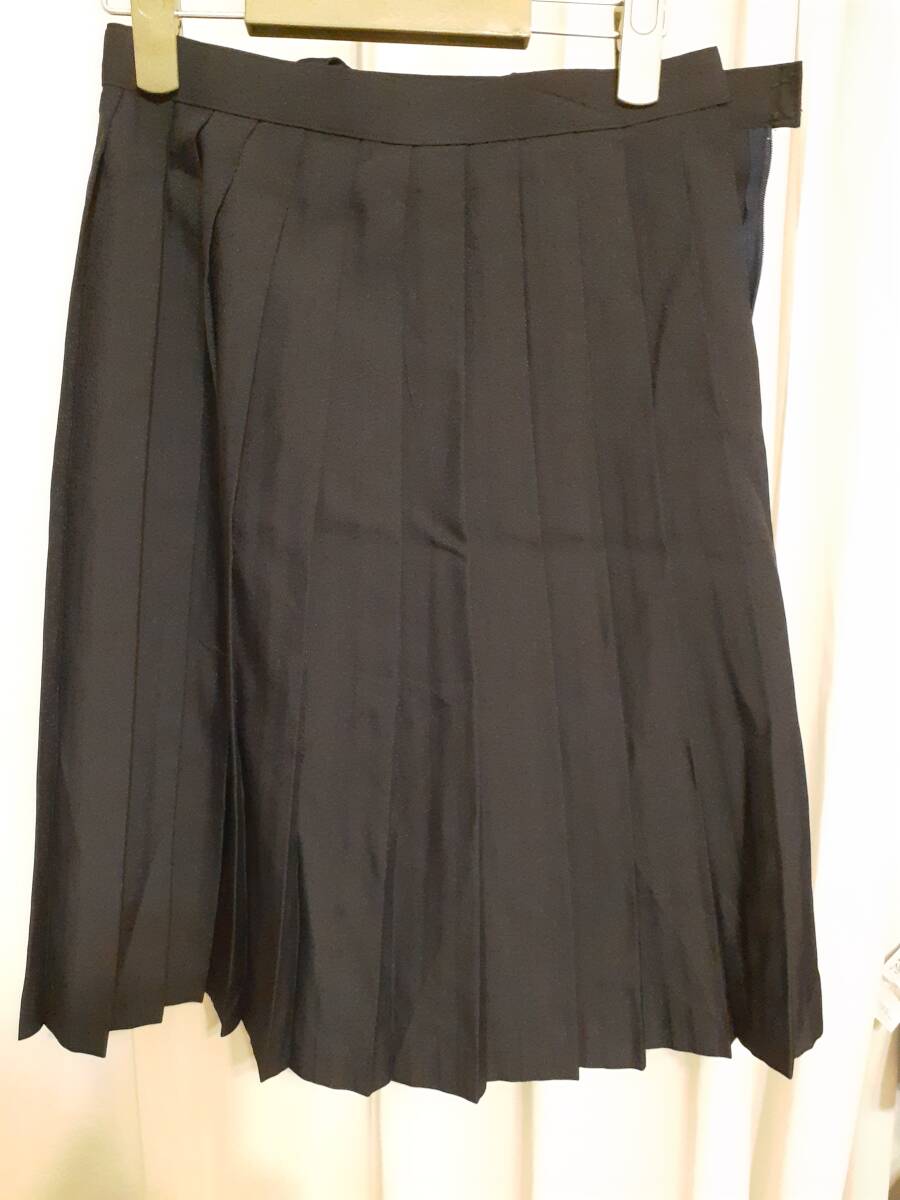 女子学生制服スカート 紺色 W70丈56 夏服 吊り紐あり コスプレ等に。送料430円。同梱可。2点まで jkk3⑨