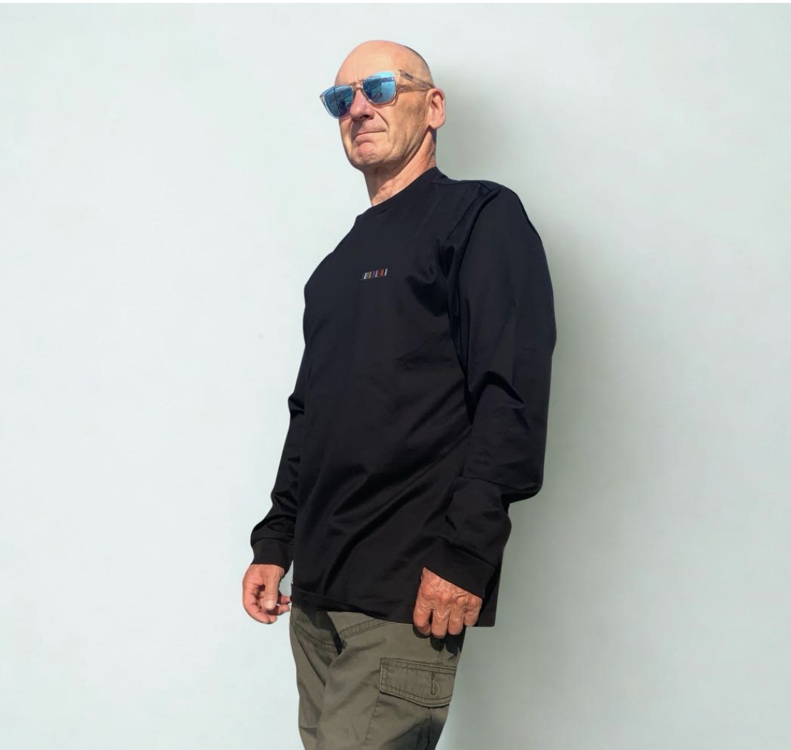 PaulSmith ポールスミスSignature Stripe Bar 代表的ストライプバー 黒いロンT X-LARGE 張りある素材 メンズ100%綿 おしゃれなカジュアル