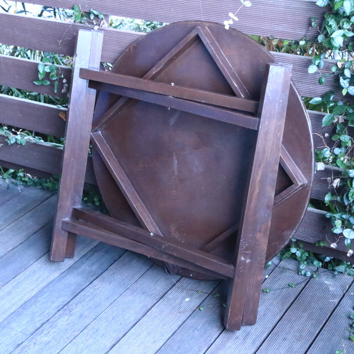 あ//Q0752 【レトロ】古い丸テーブル　折り畳み可能　当時物　インテリアテーブル　_画像2